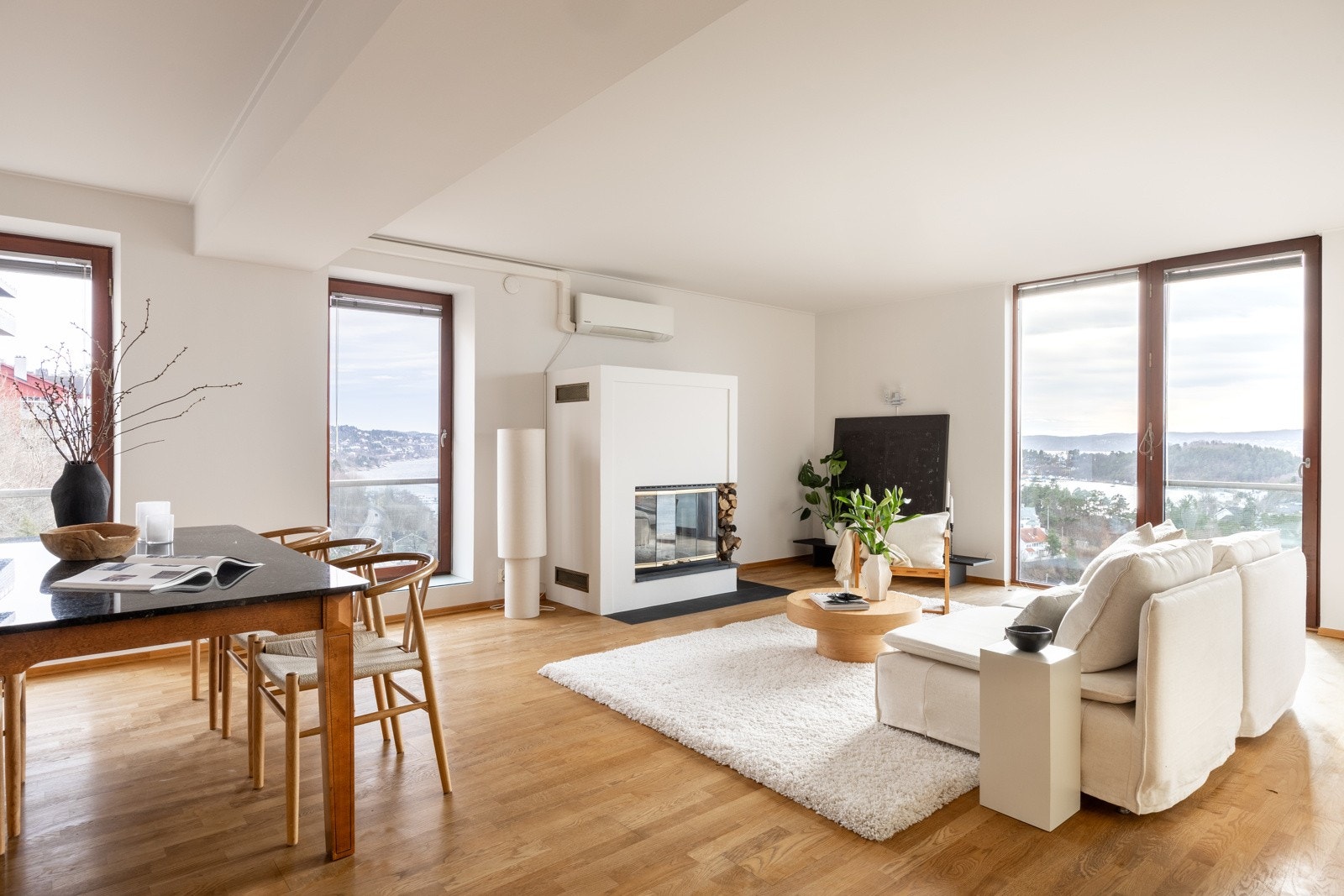 Innholdsrik 4-roms selveierleilighet med unik fjordutsikt, peis, vestvendt innglasset utestue på 14 kvm og parkeringsplass med elbillader. Galleribilde