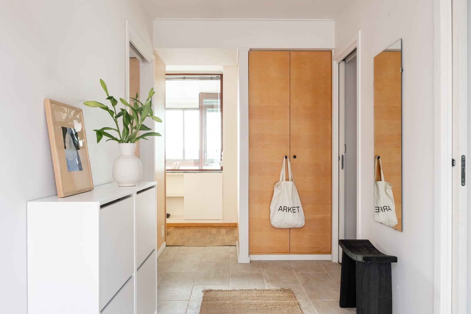 Du blir ønsket velkommen inn i en lys og flislagt entré med garderobe. Galleribilde