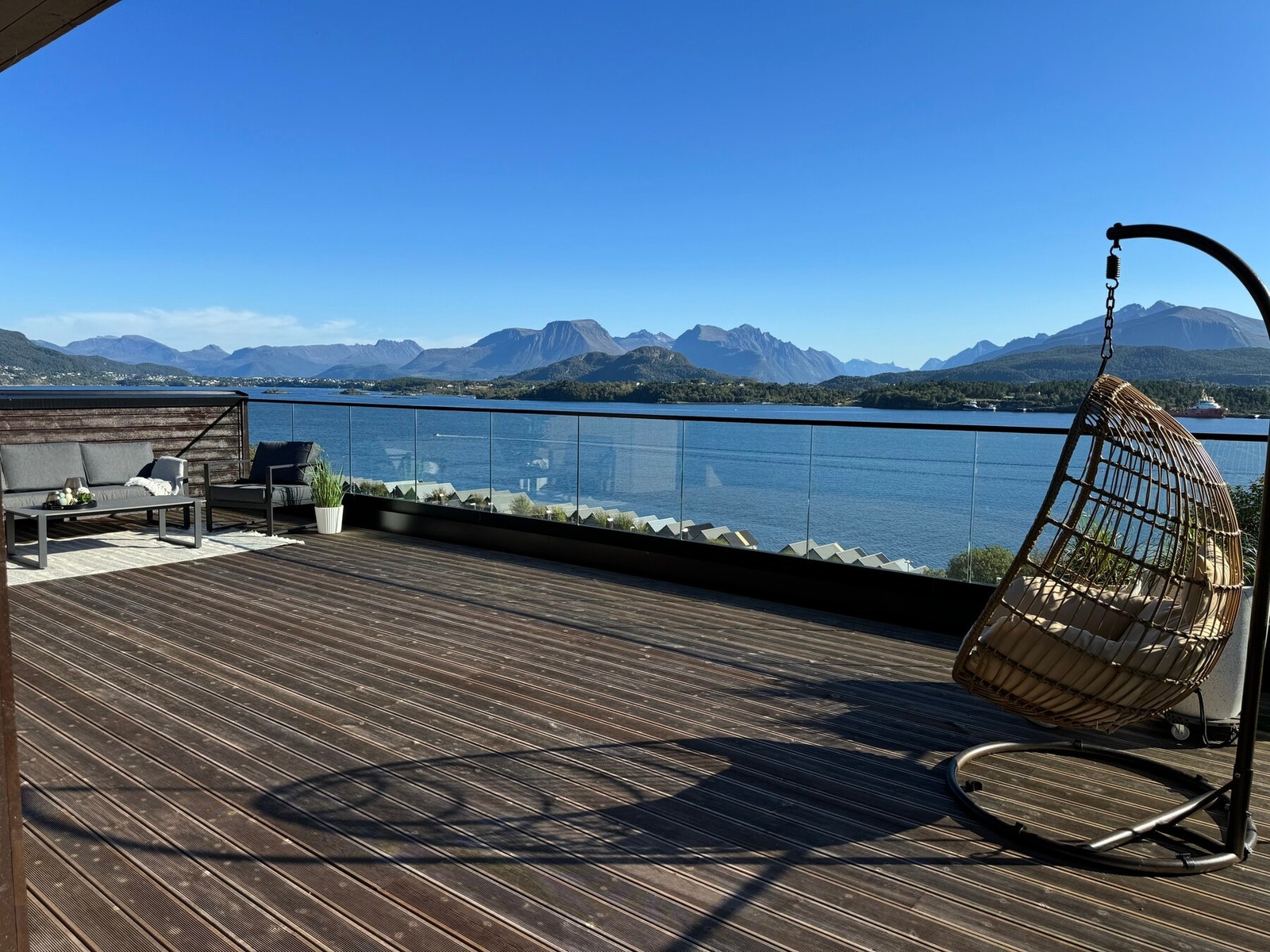 Takterrassen har sol fra morgen til kveld og en utsikt som overgår det meste. Galleribilde