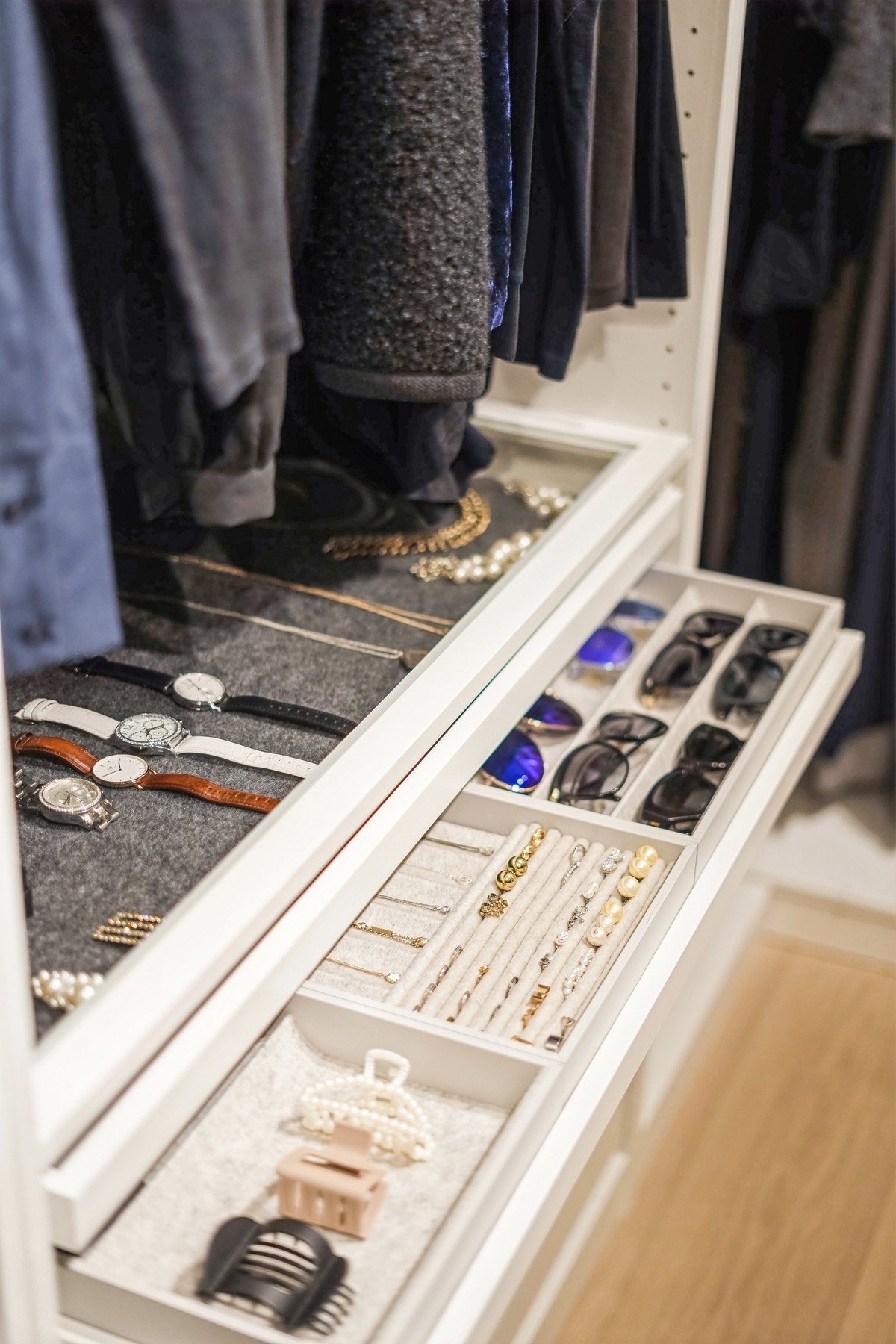 Oversiktlig og god orden er gjennomgående for garderoberommet. Galleribilde