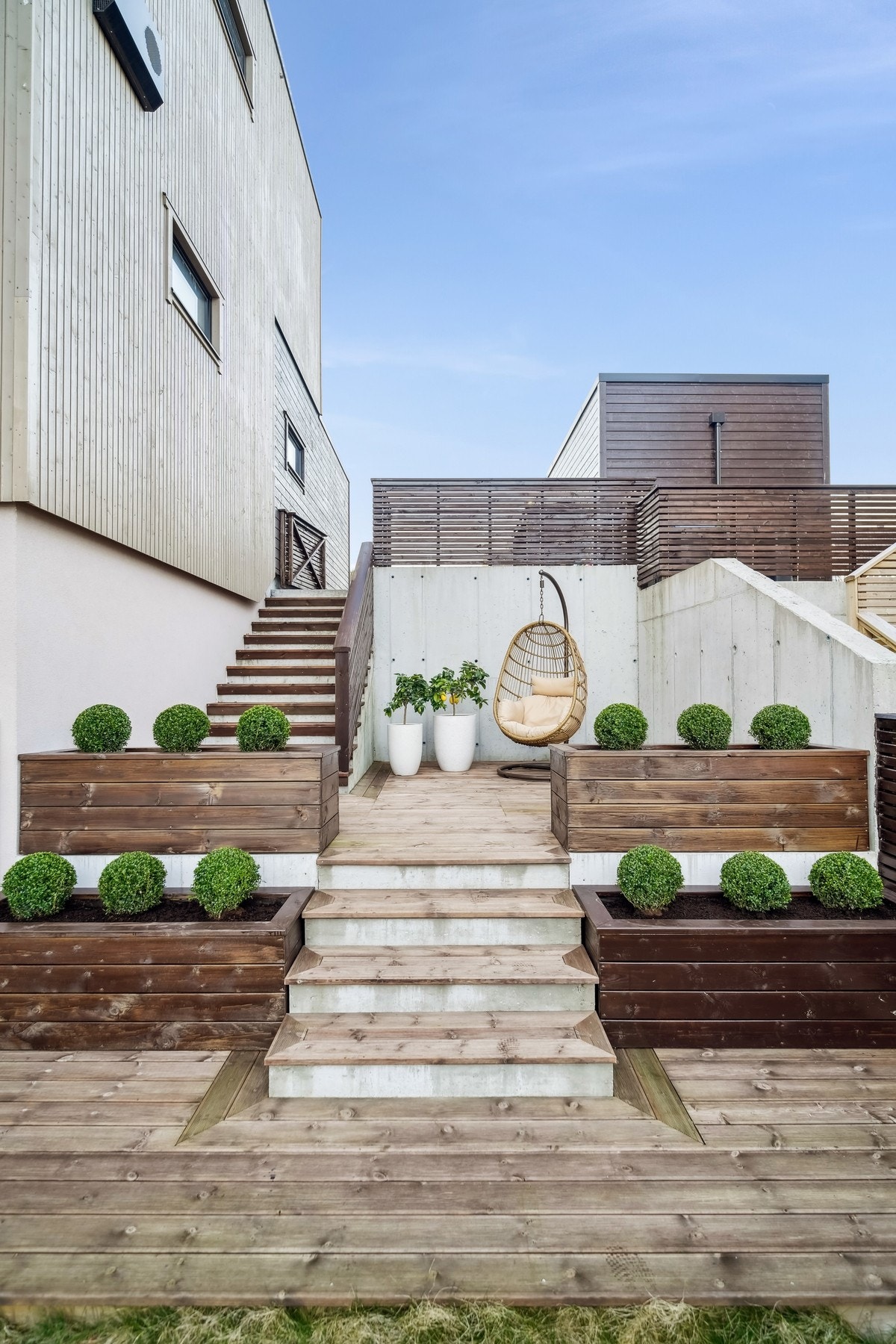 Utenfor underetasjen er det anlagt en markterrasse på 65 kvm, med trapper og repos i terrenget opp til inngangsplan. Galleribilde