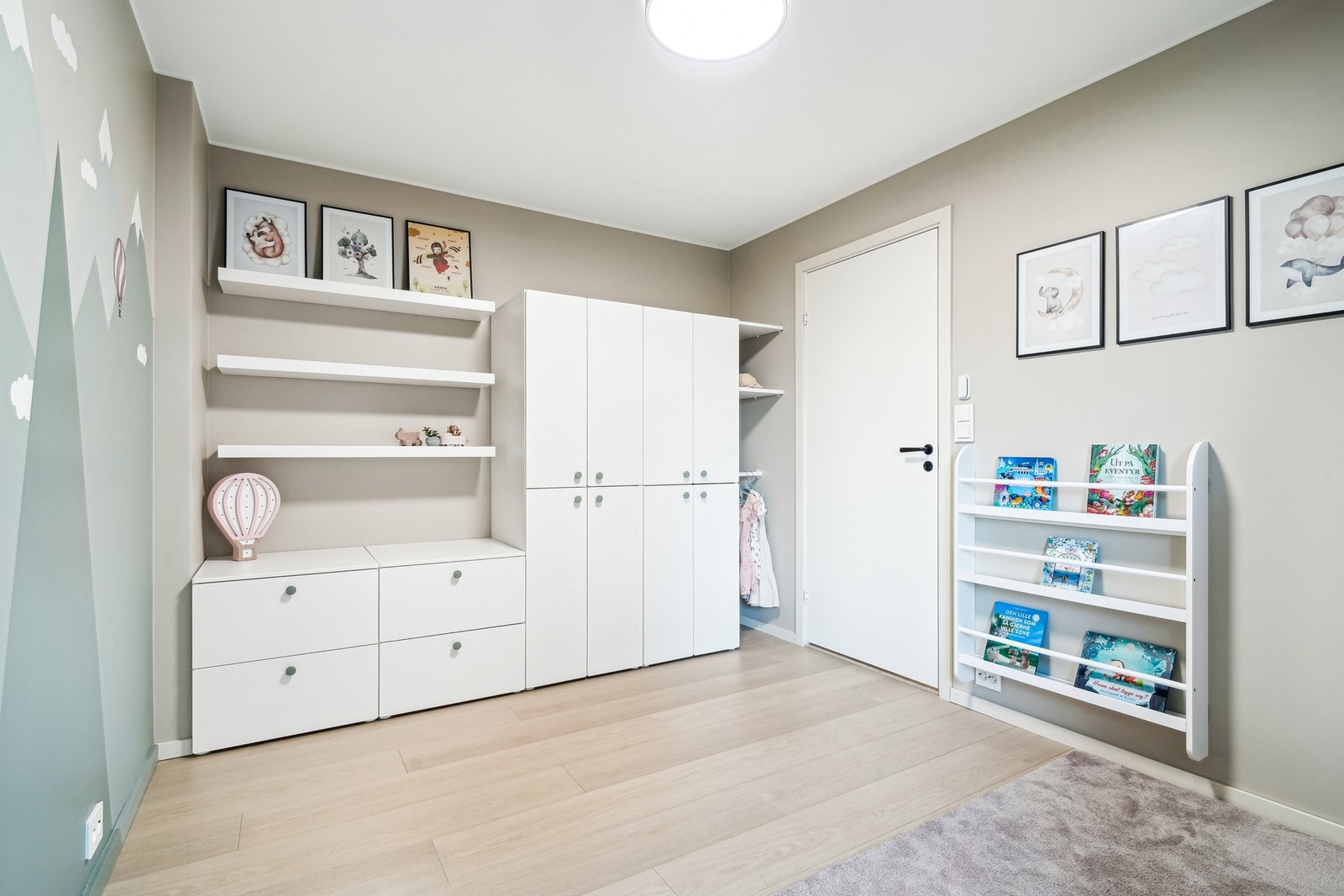 Det er fem soverom i boligen, og om ønskelig kan både trimrom og musikkstudio omdisponeres til soverom. Galleribilde