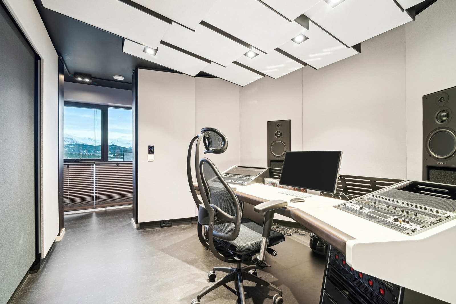 Et rom i toppetasjen er innredet som musikkstudio. Inventar og utstyr kan kjøpes etter nærmere avtale med selger. Galleribilde