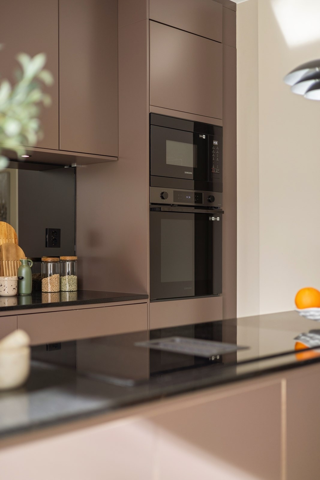 Det er kjøl/fryseskap, oppvaskmaskin, platetopp, micro, stekeovn og vannstoppsystem på kjøkkenet. Galleribilde