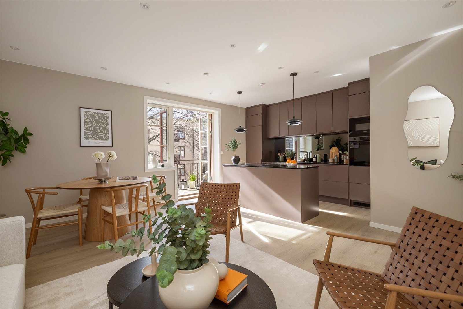 En lys og lekker 4-roms selveierleilighet med sentral og attraktiv beliggenhet på attraktive Majorstuen. Galleribilde