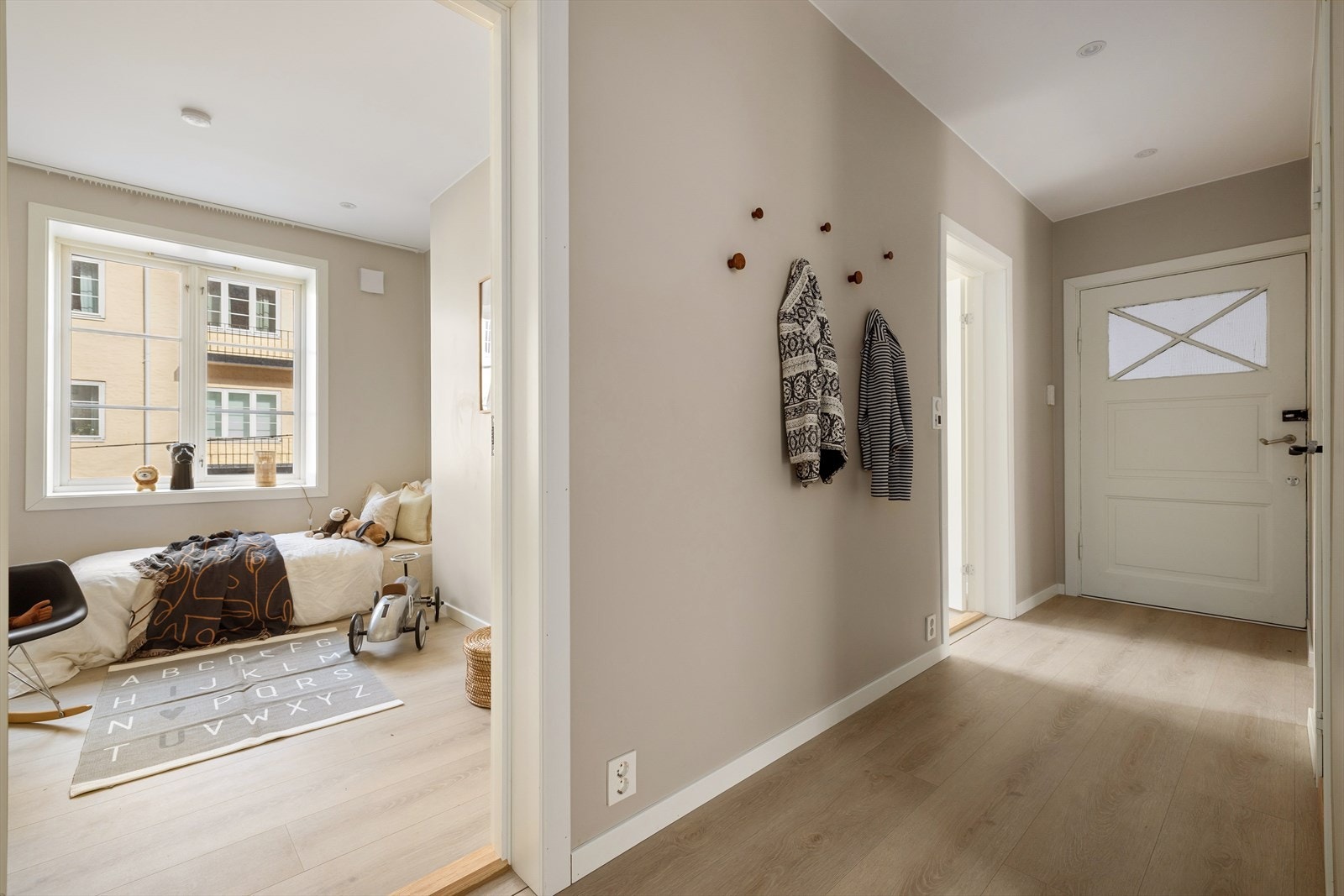 Lys og innbydende entré som gir et godt førsteinntrykk av leiligheten. Galleribilde