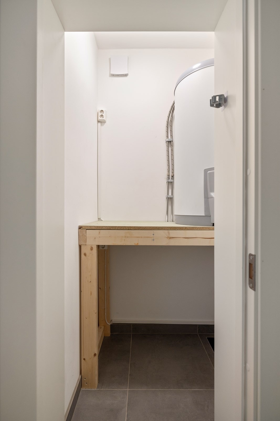 Innvendig vaskerom/bod i leiligheten. Galleribilde