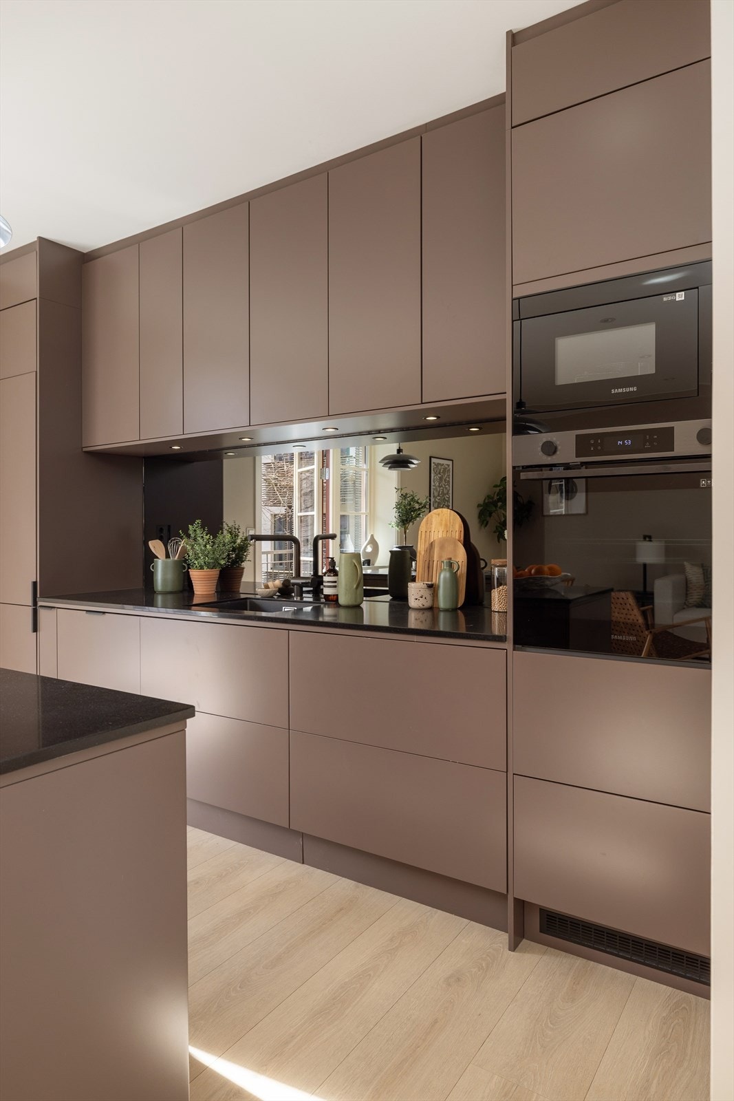 Godt med benk og skapplass. Galleribilde