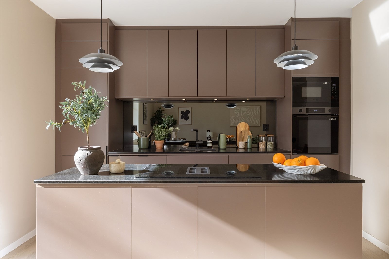 Epoq-kjøkken fra 2023 med åpen løsning mot stuen. Galleribilde