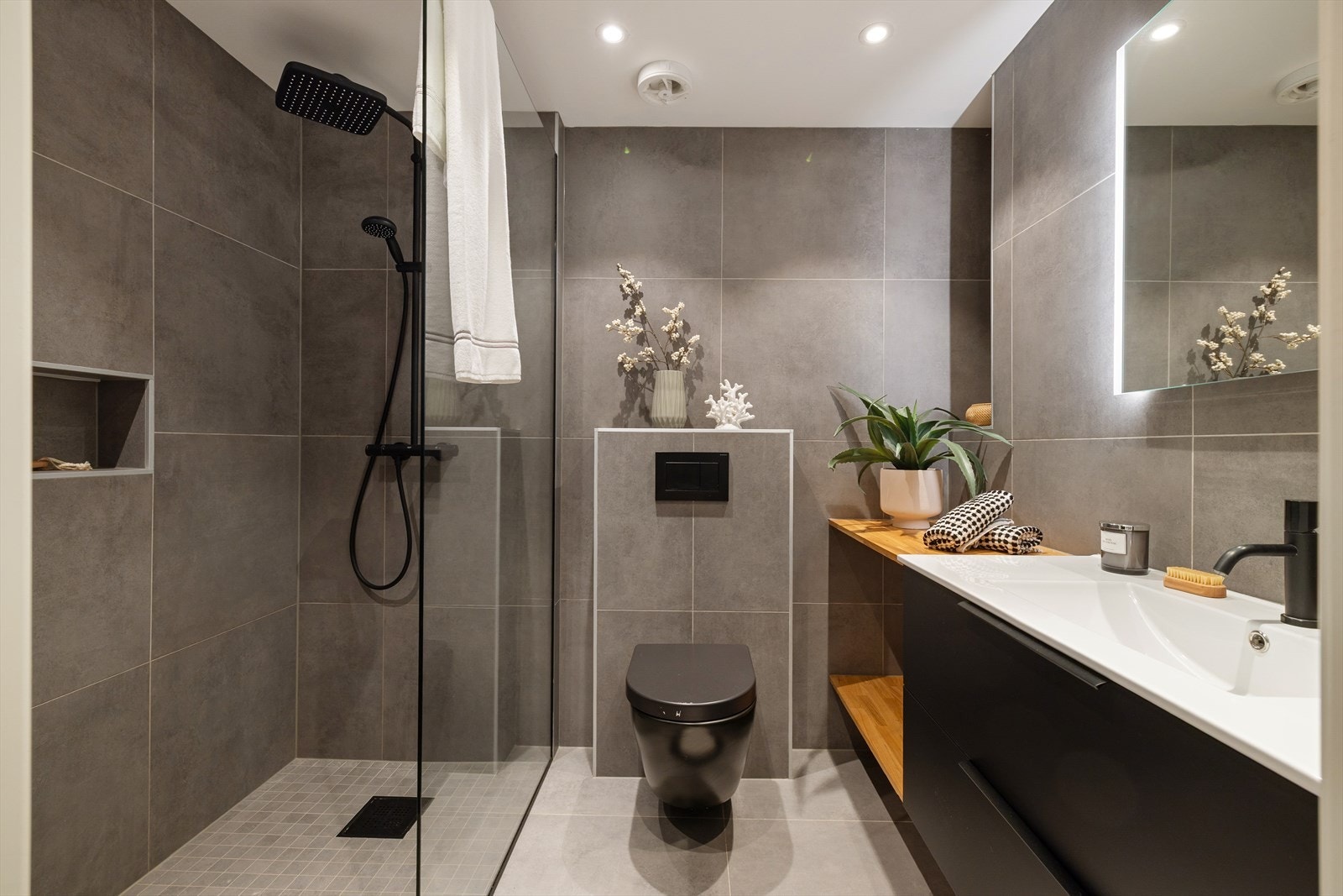 Delikat, flislagt baderom fra 2023 med varme i gulvet og downlights i himling. Galleribilde