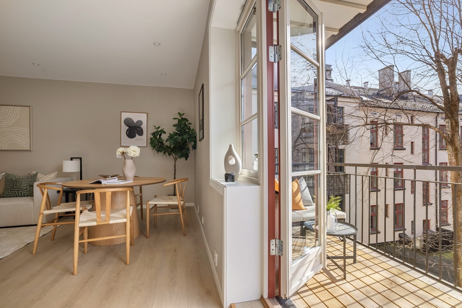 Utgang til balkong fra stuen. Galleribilde