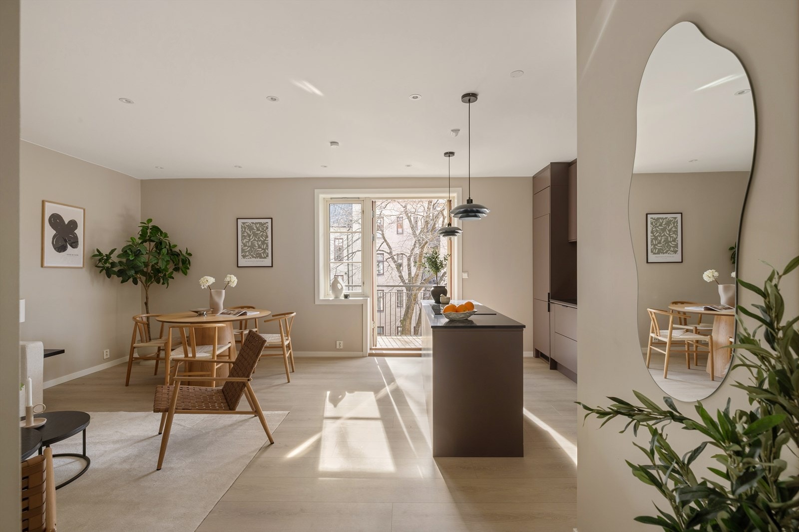 Hele leiligheten ble totalrenovert i 2023 og holder svært god standard! Galleribilde