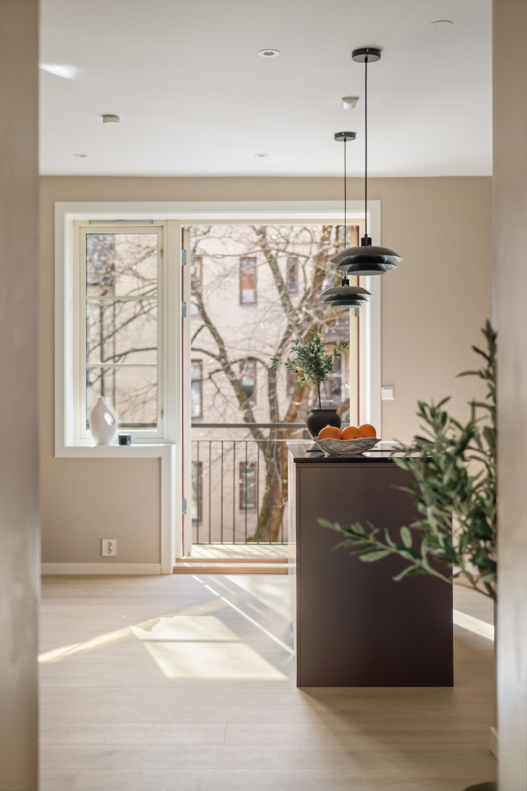 Store vindusflater som gir rikelig med luft og lys. Galleribilde