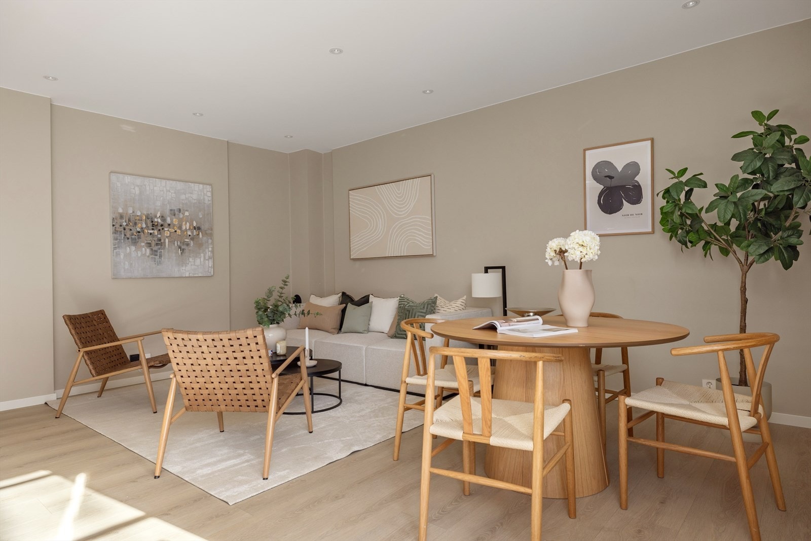 I stuen er det god plass til sofaseksjon med tilhørende møblement. TV-benk og spisebord. Galleribilde