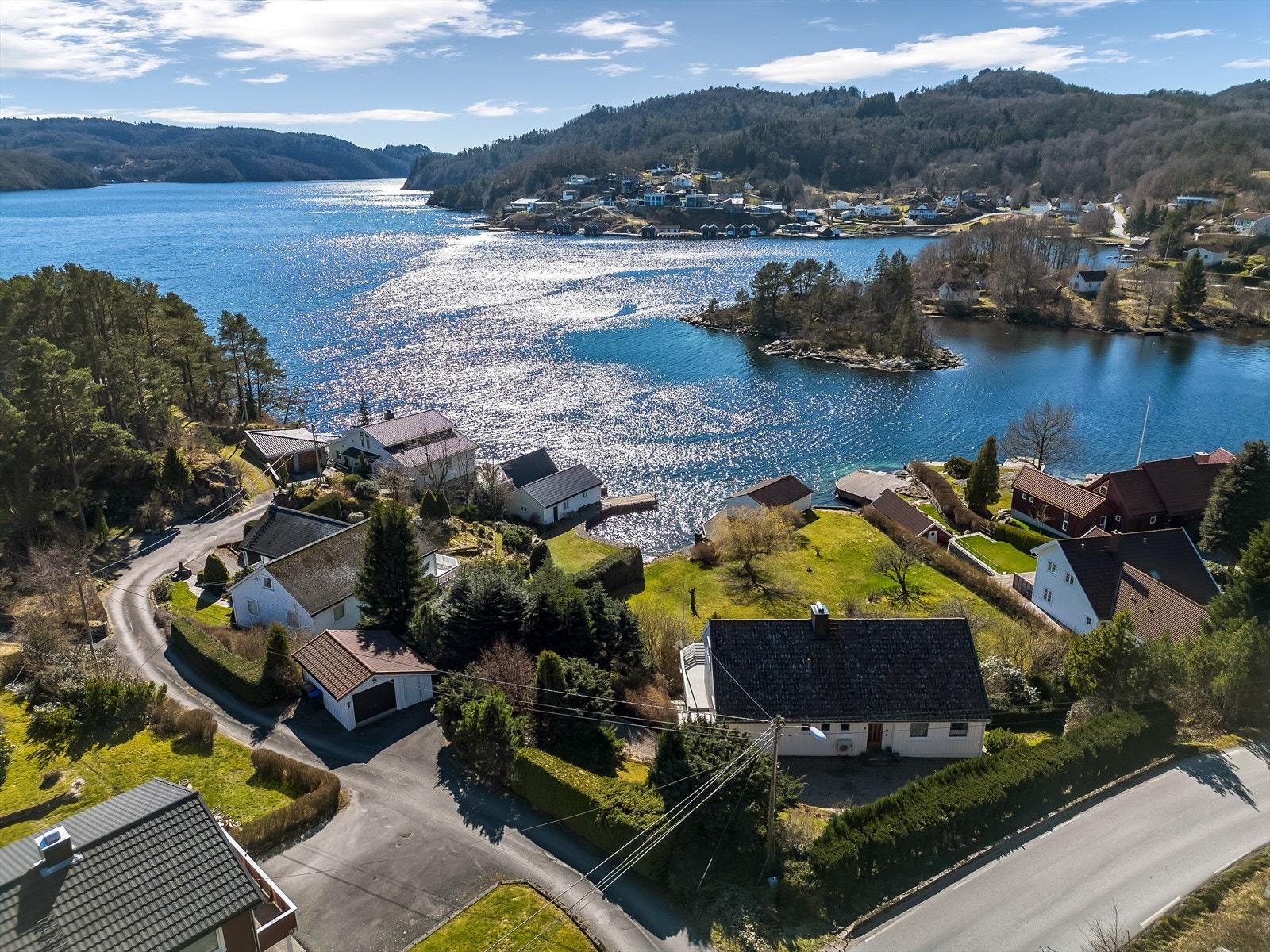 Eiendommen ligger meget solrikt til på stor tomt med flat plenlagt område med mye boltreplass. Galleribilde