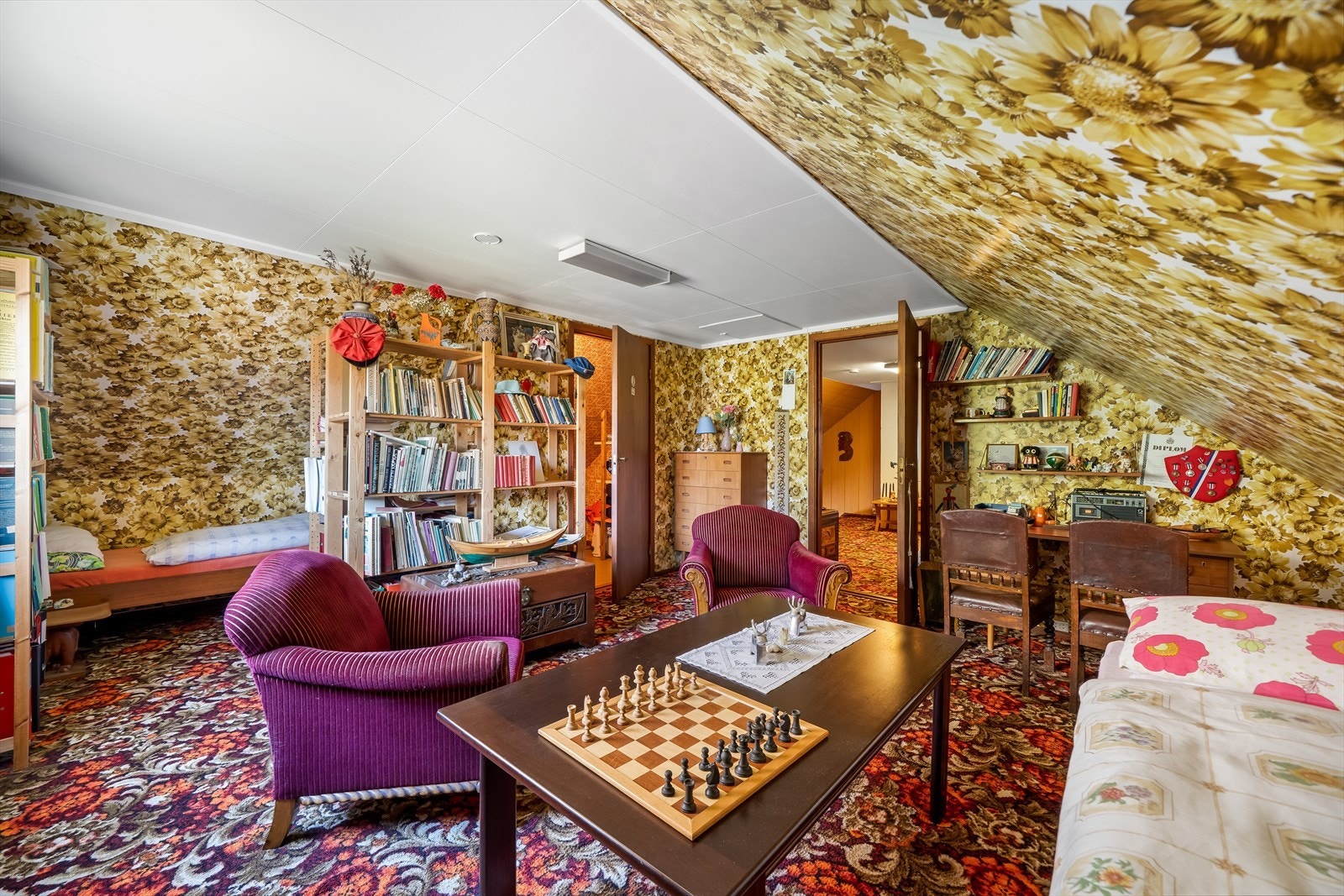 Soverom på loft med lagringsrom i knekott. Galleribilde