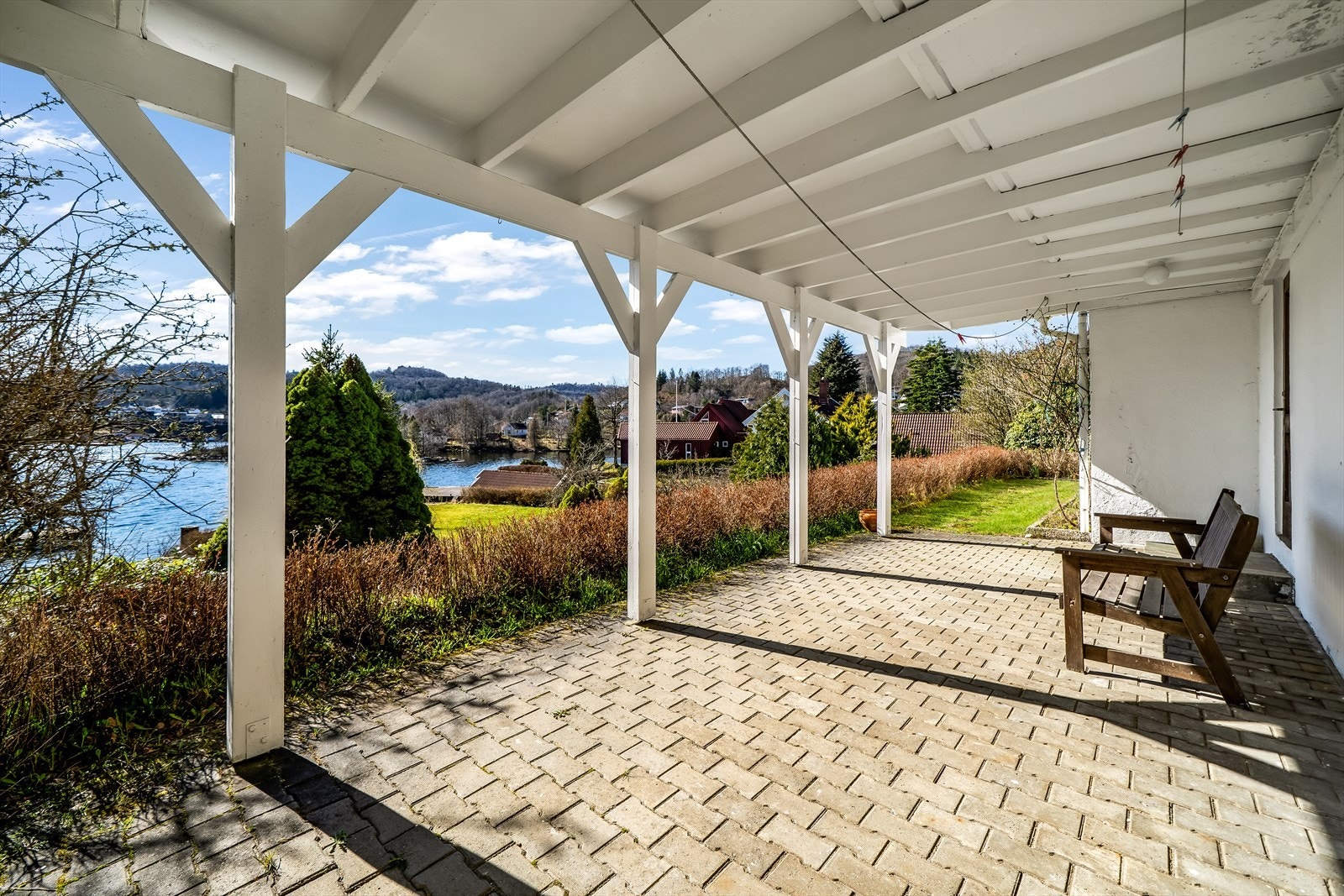 Overbygd uteplass under terrassen. Galleribilde