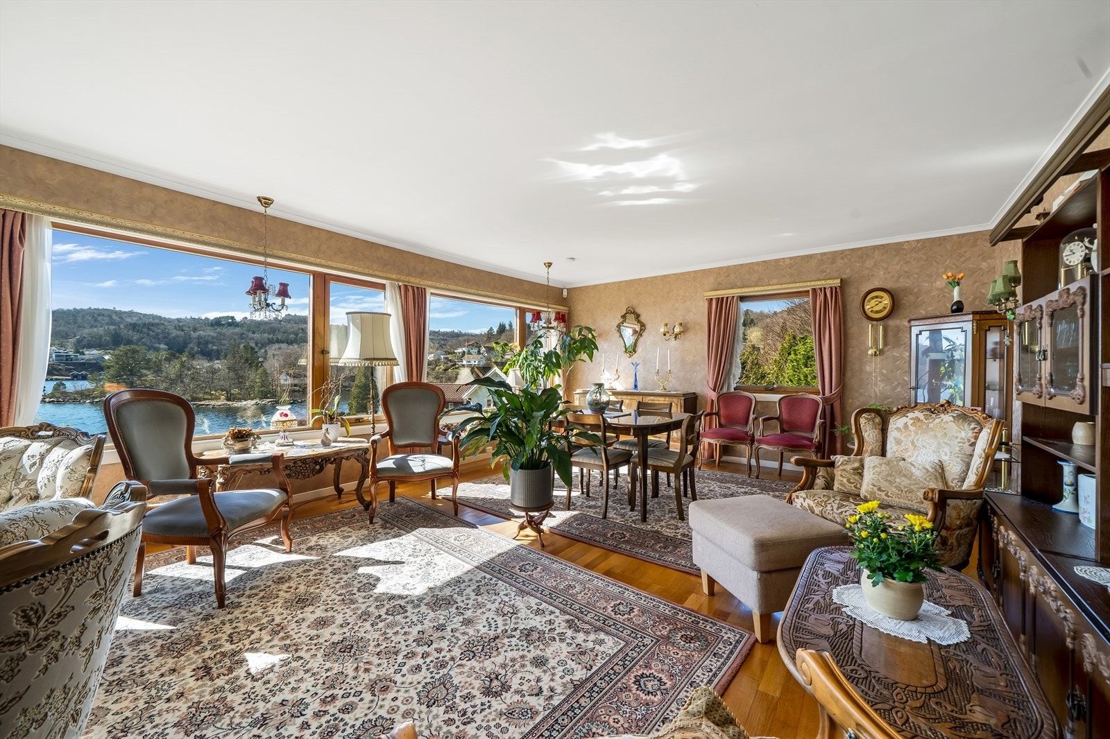 Stor stue med gode vindusflater som slipper godt med lys inn og den flotte utsikten kan nytes fra flere hold. Galleribilde