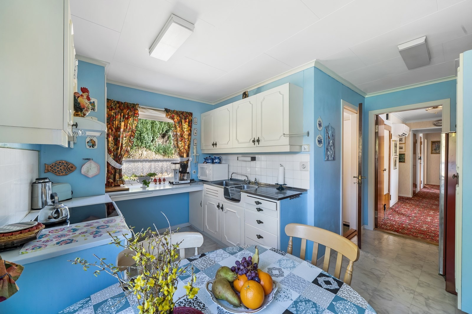 Kjøkkenet ligger i bakkant med eldre innredning og enkeltstående hvitevarer som medfølger handelen. Galleribilde