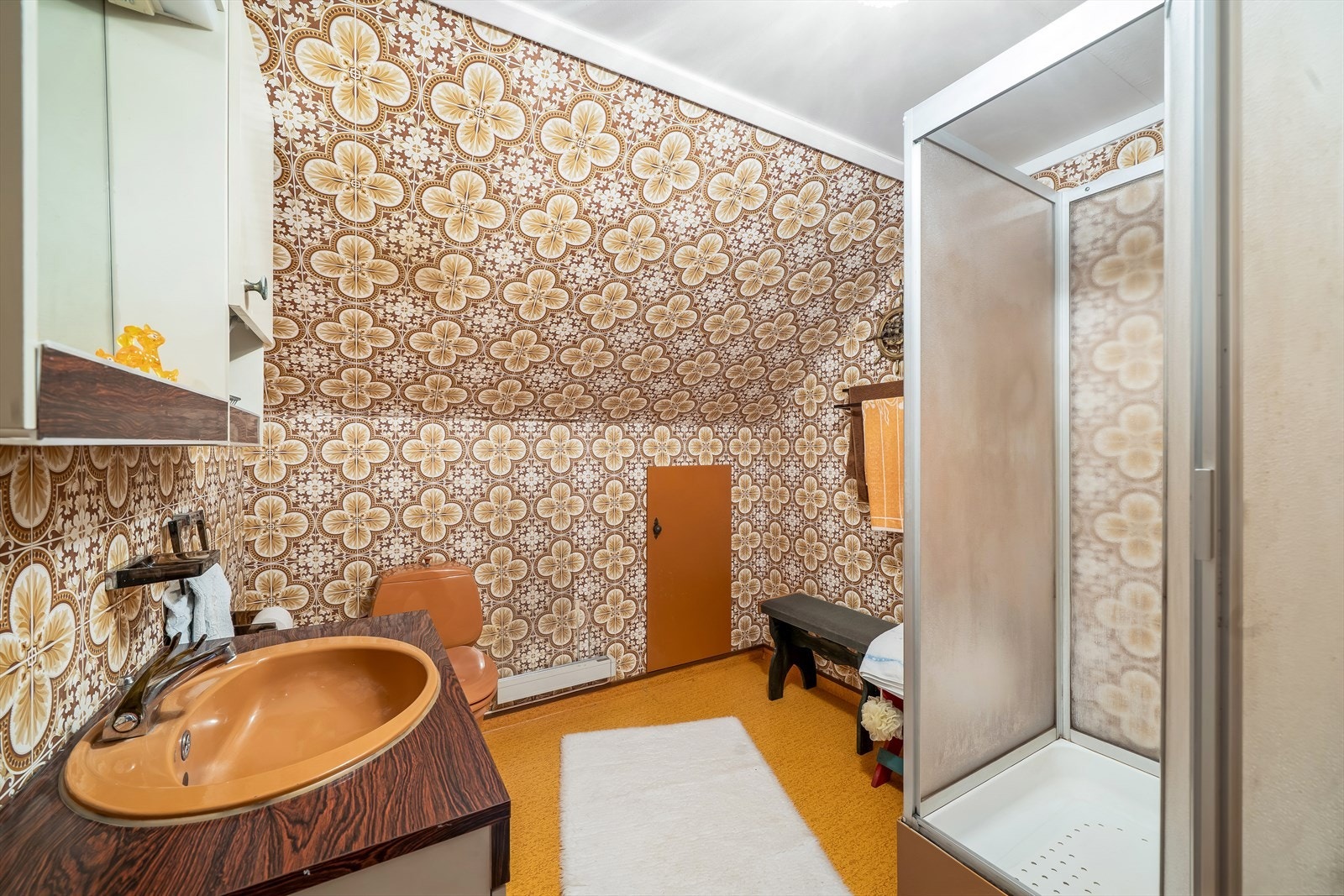 Eldre bad på loft med baderomsinnredning, toalett og dusjkabinett. Galleribilde