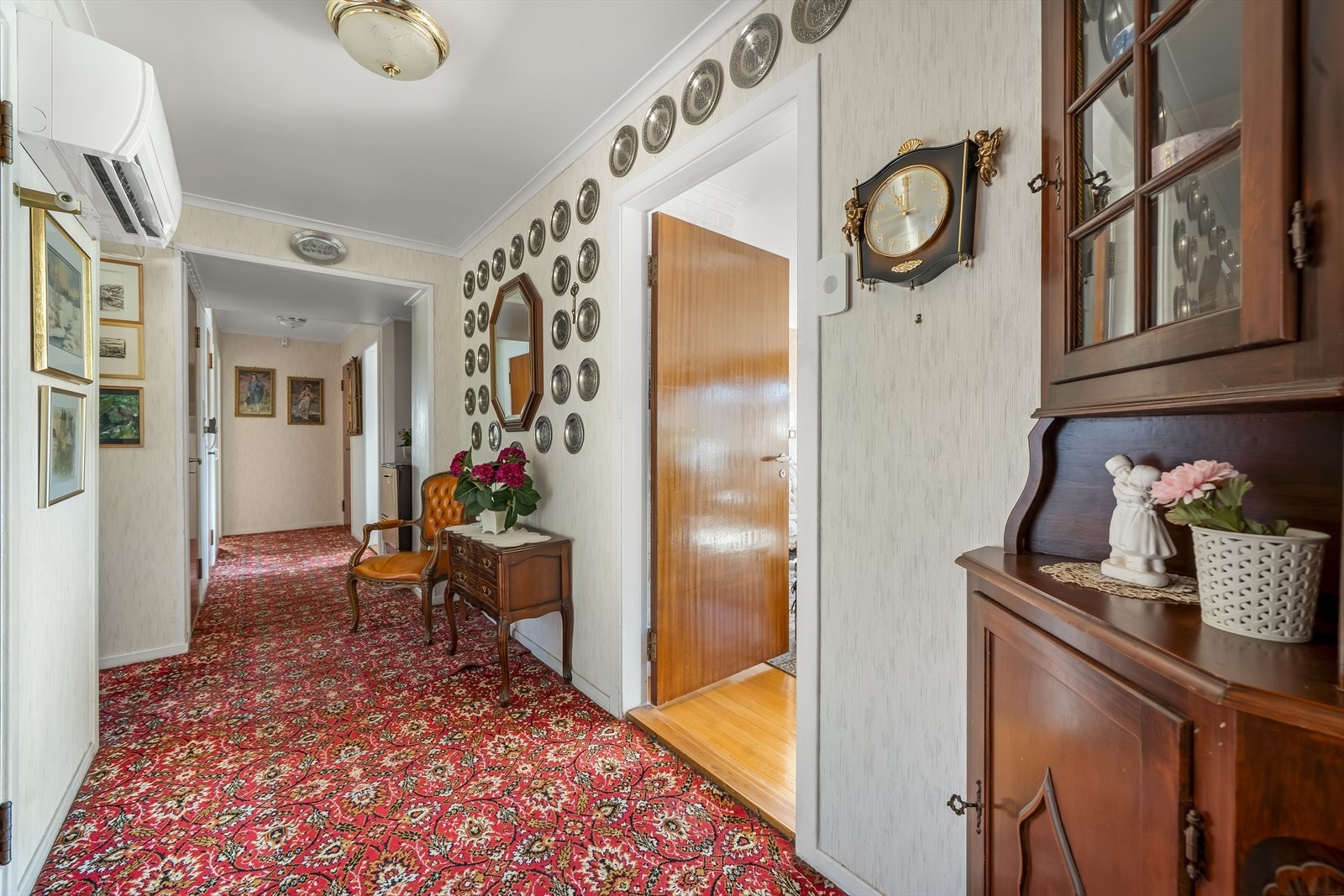 Vid gang med nyere varmepumpe for jevn varme i boligen. Galleribilde