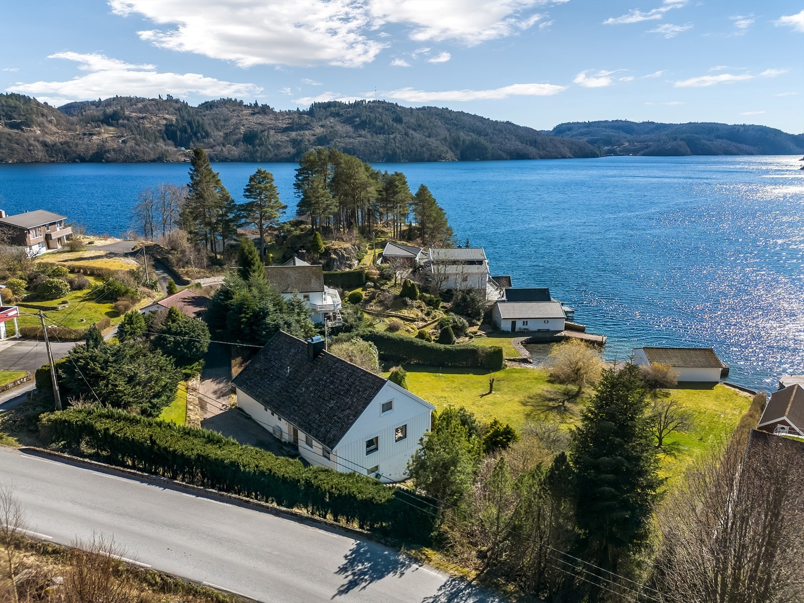 Eiendommen ligger på nedsiden av Svenevigsveien med sol store deler av dagen. Galleribilde