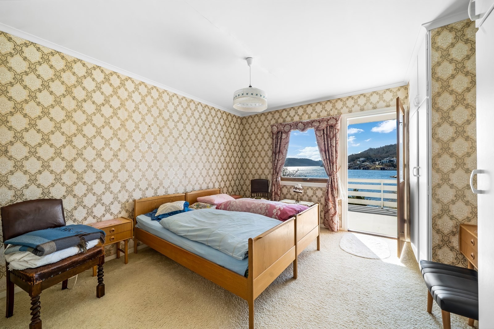 Hovedsoverom med utgang til terrassen. Soverom 3 av 3 i hovedetasjen. Galleribilde