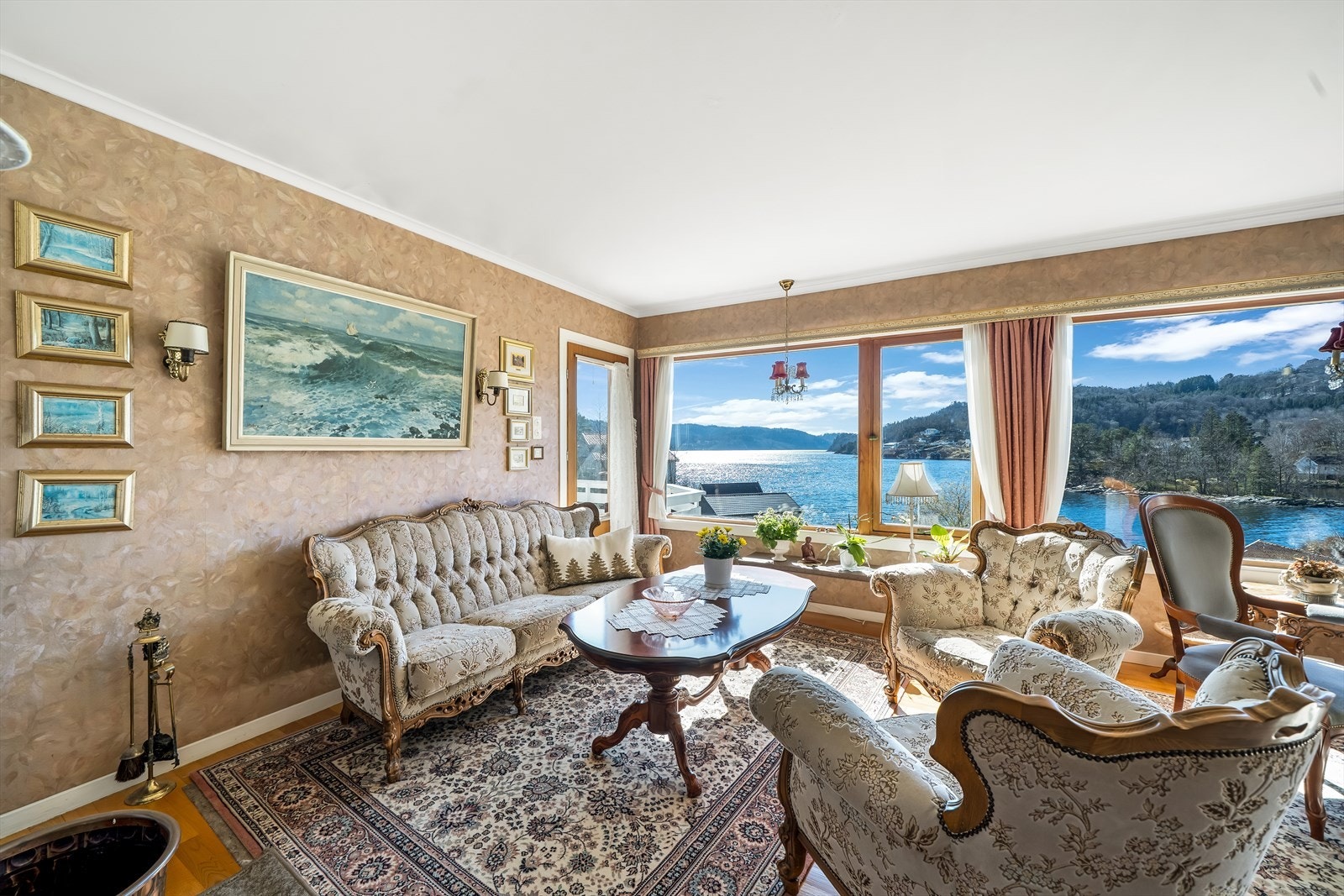 Utsikten fra boligen kan nytes både i og utenfor boligen. Galleribilde