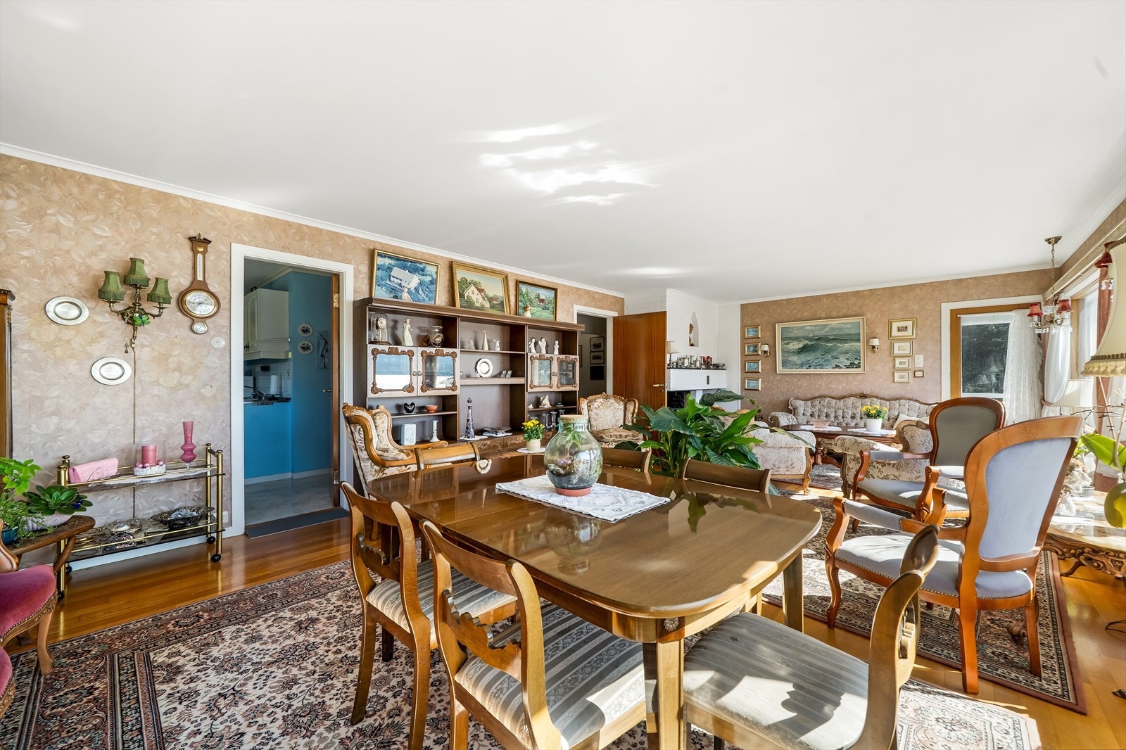 Stuens utforming gir rom for møblering i soner. Utgang til en solrik terrasse. Galleribilde