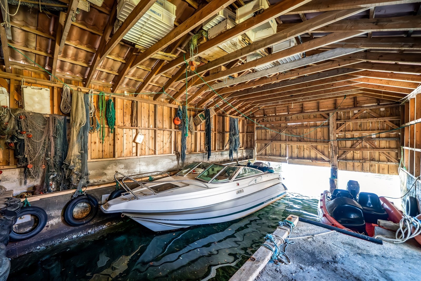 Plass til 2 båter i båthuset. Galleribilde