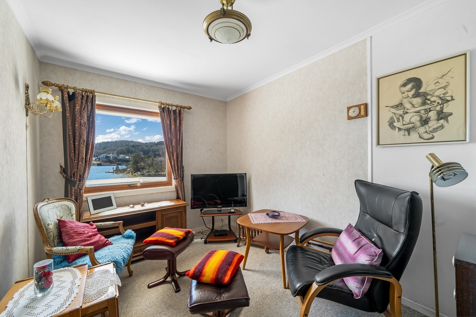 Soverom benyttet som tv-stue. Soverom 1 av 3 i hovedetasjen. Galleribilde