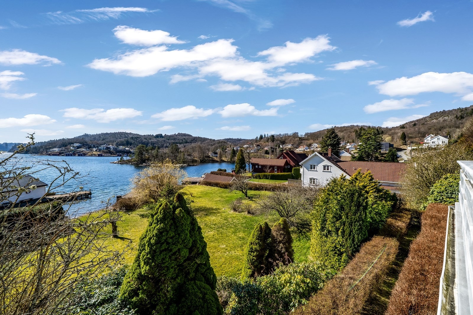 Utsikt fra terrassen utover egen hage og mot fjorden. Galleribilde