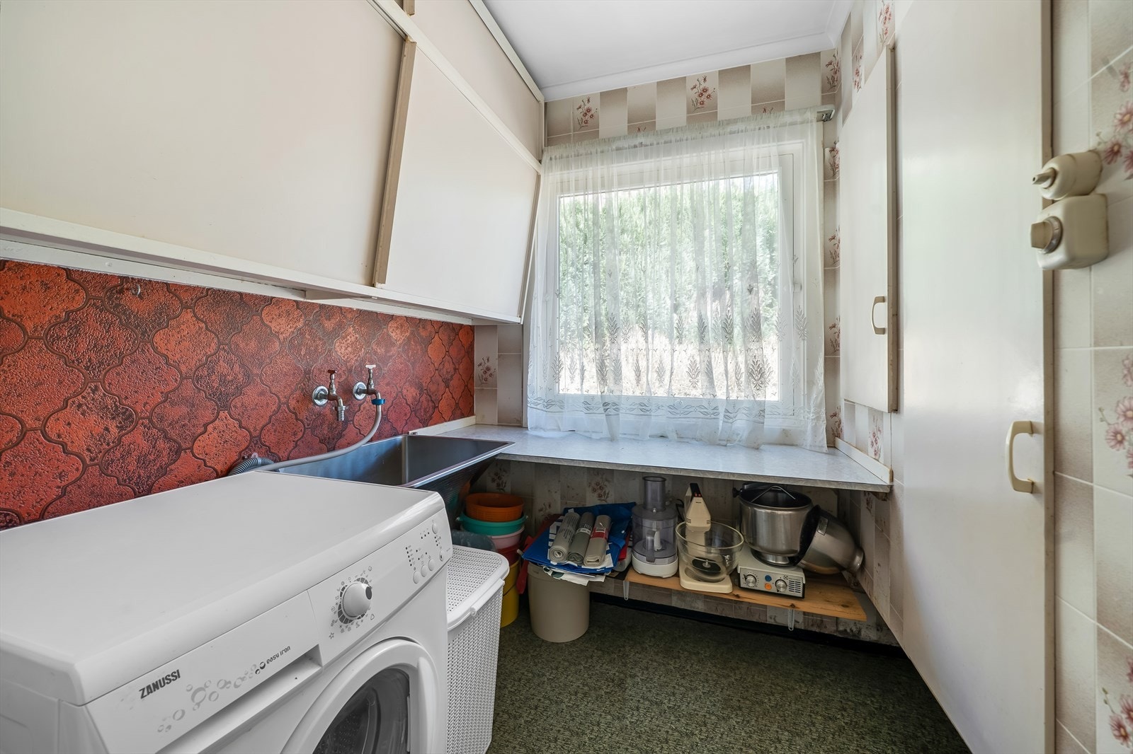 Vaskerom med innebygde skap. Galleribilde