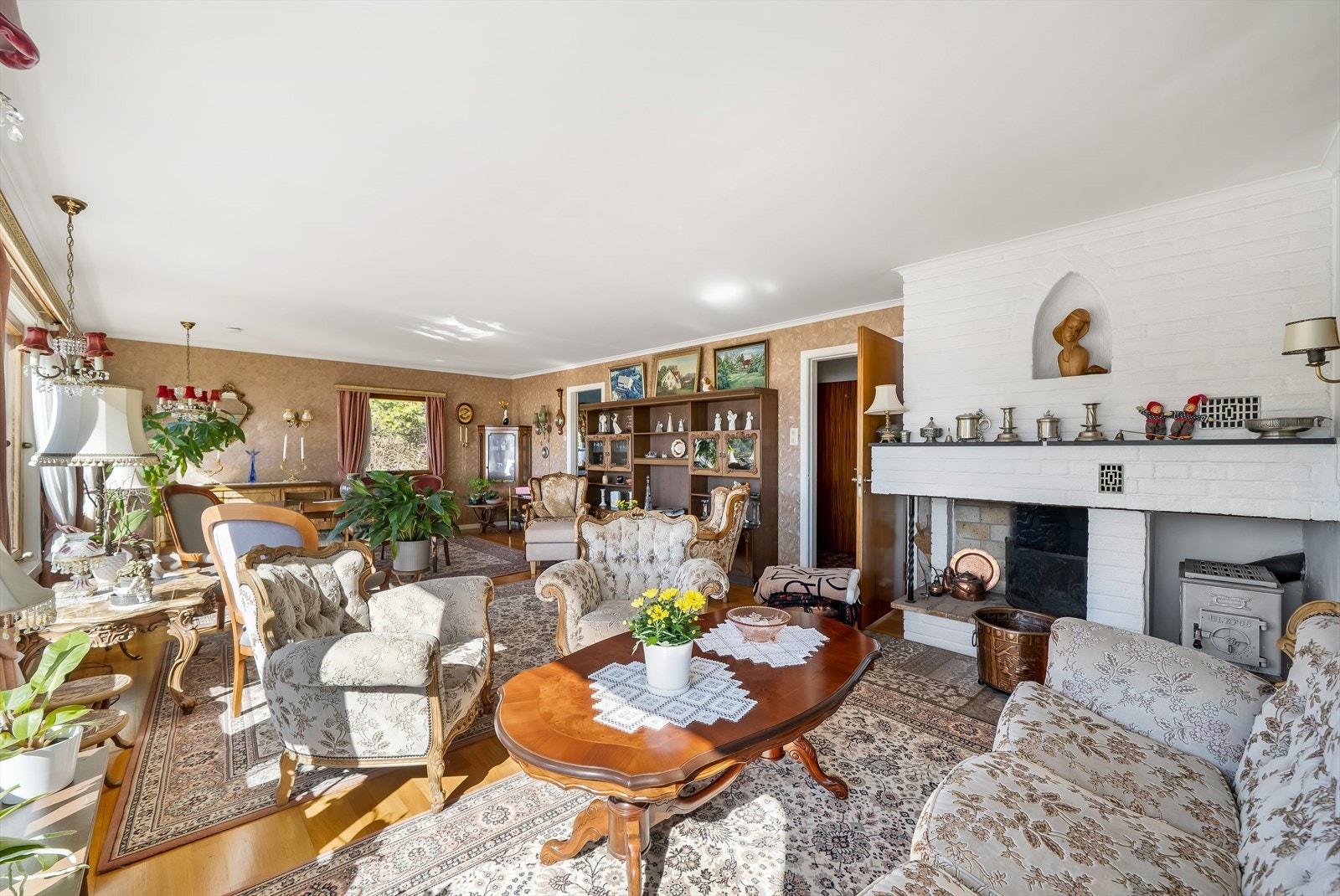 Vedovn i stua gir godt med varme på kalde dager. Åpen peis er ikke i bruk. Galleribilde