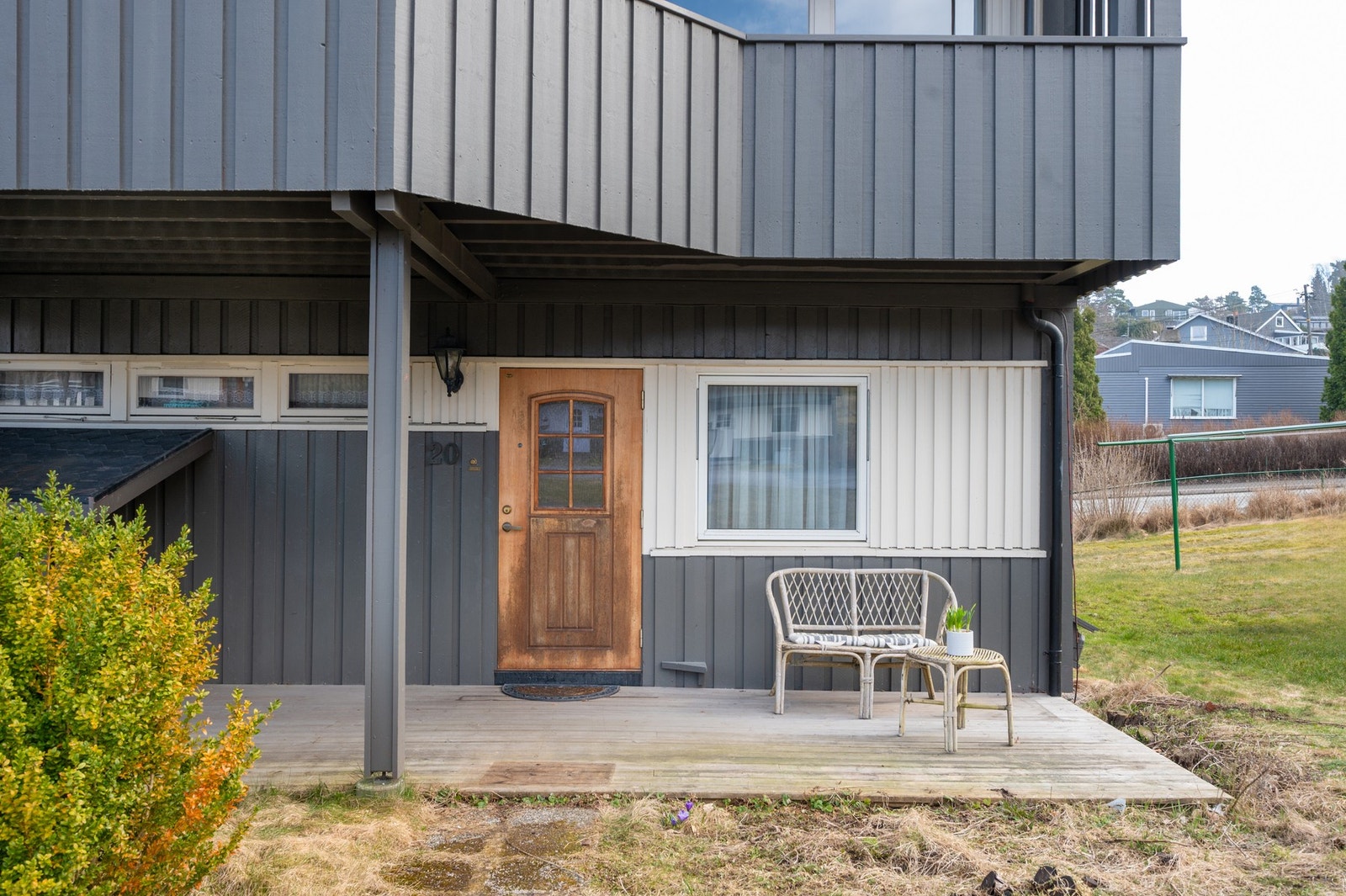 Boligen har en liten platting utenfor inngangspartiet med vedbod og plass til utegruppe. Galleribilde