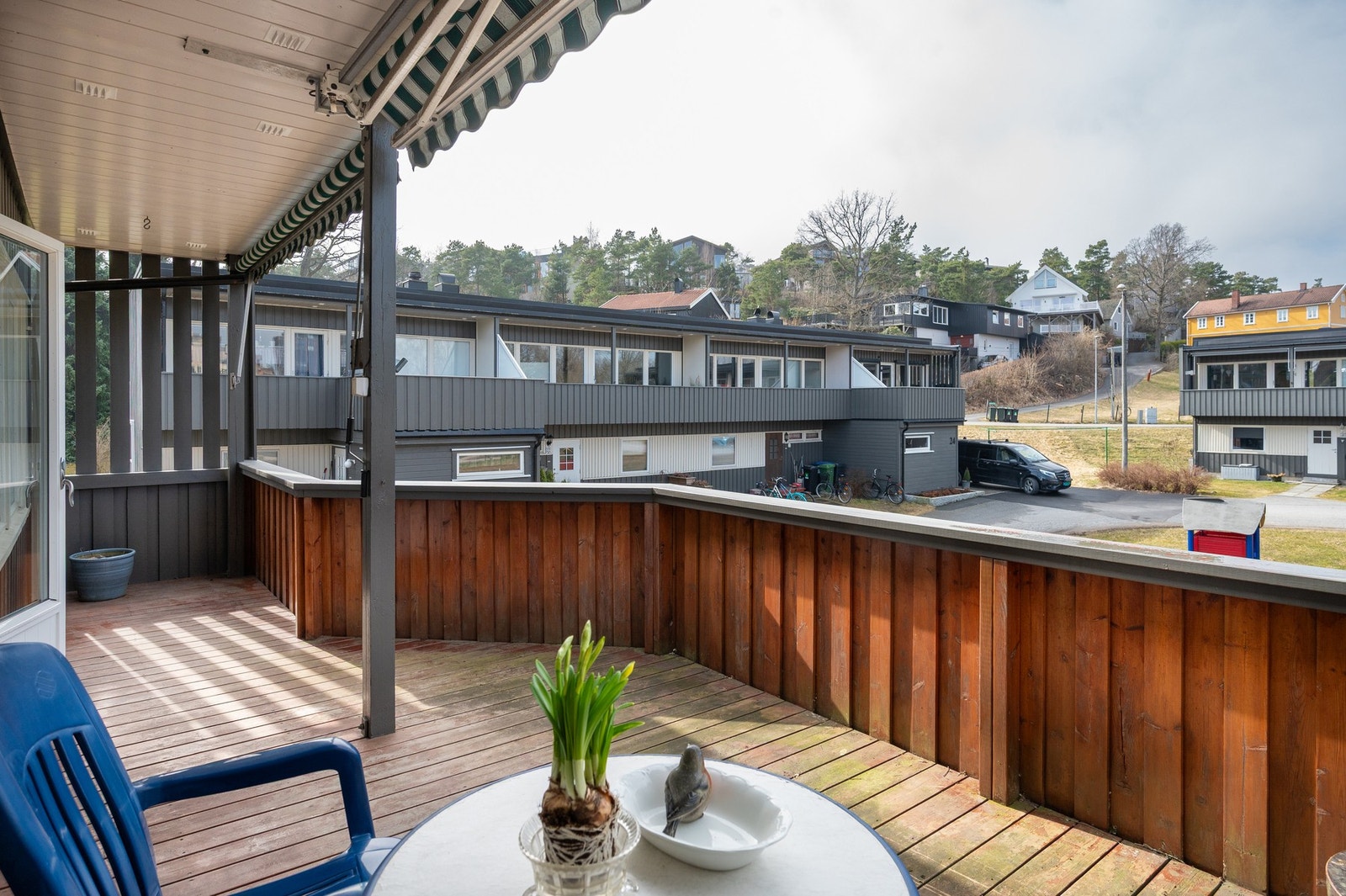 Uteplassen er delvis overbygd og det er montert markise. Galleribilde