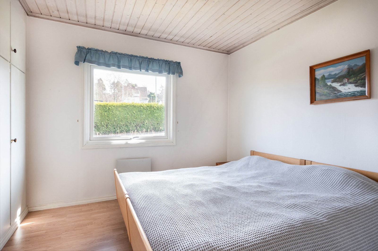 Boligen har tre soverom - dette er brukt som foreldrerom. Galleribilde