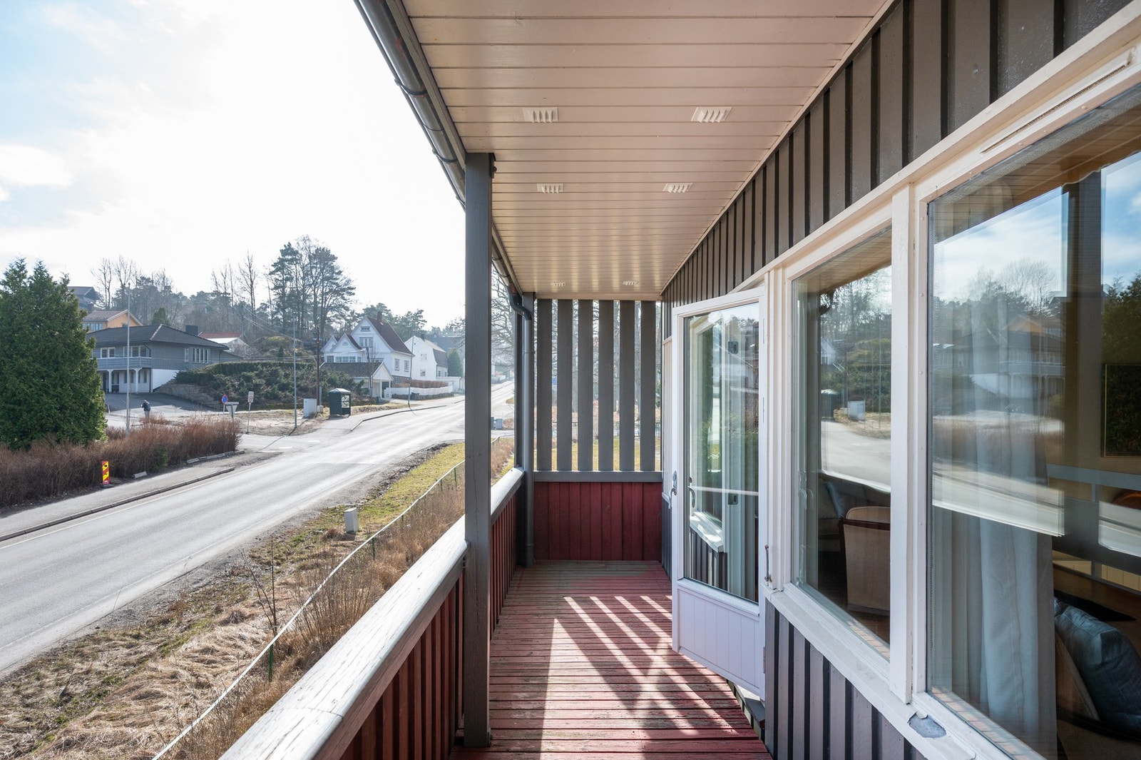 Balkongen mot sydøst er ca. 10 m². Galleribilde