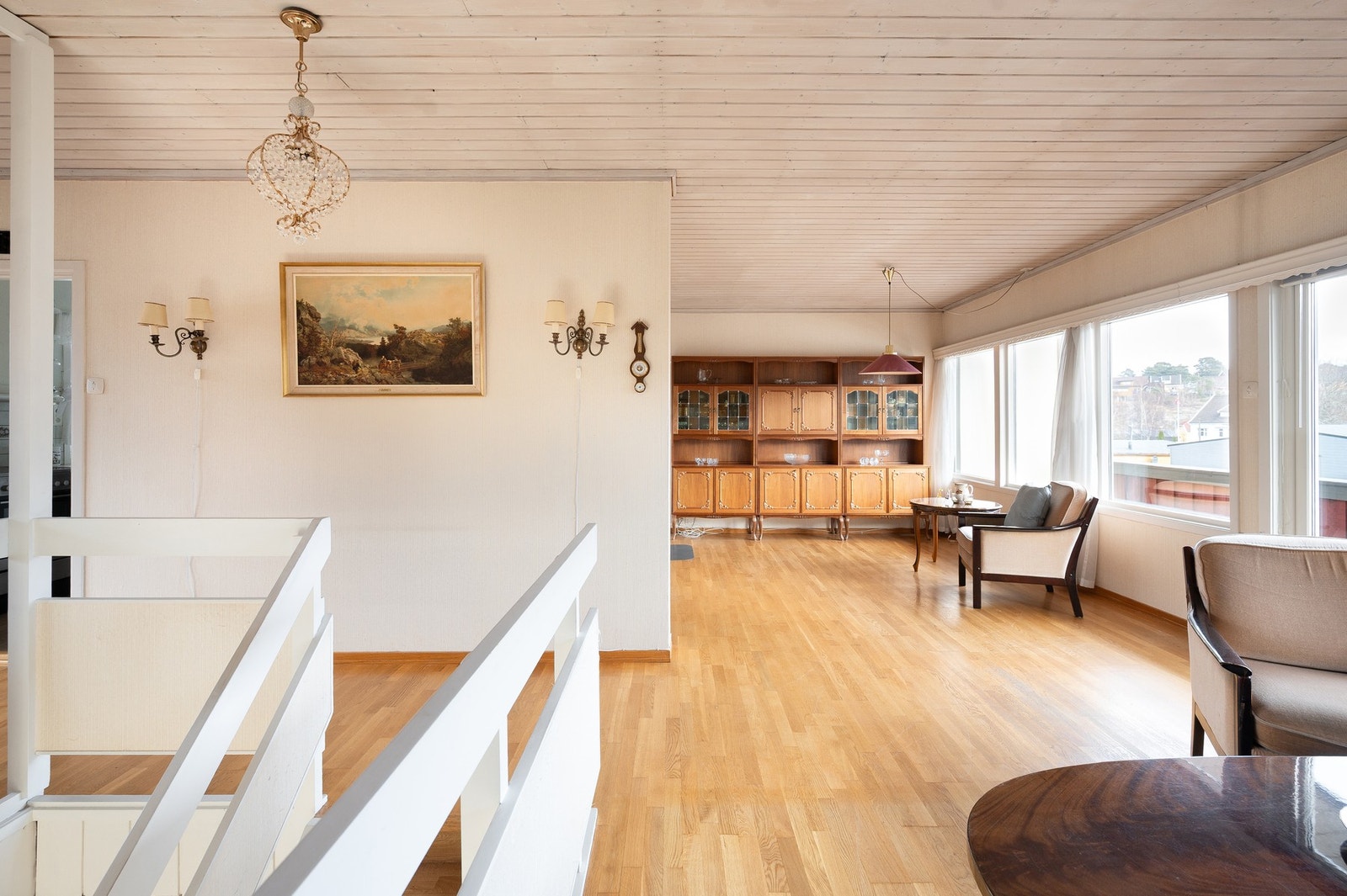 Boligens interiør er eldre og noen rom er modernisert siste halvdel av 1990-tallet. Galleribilde