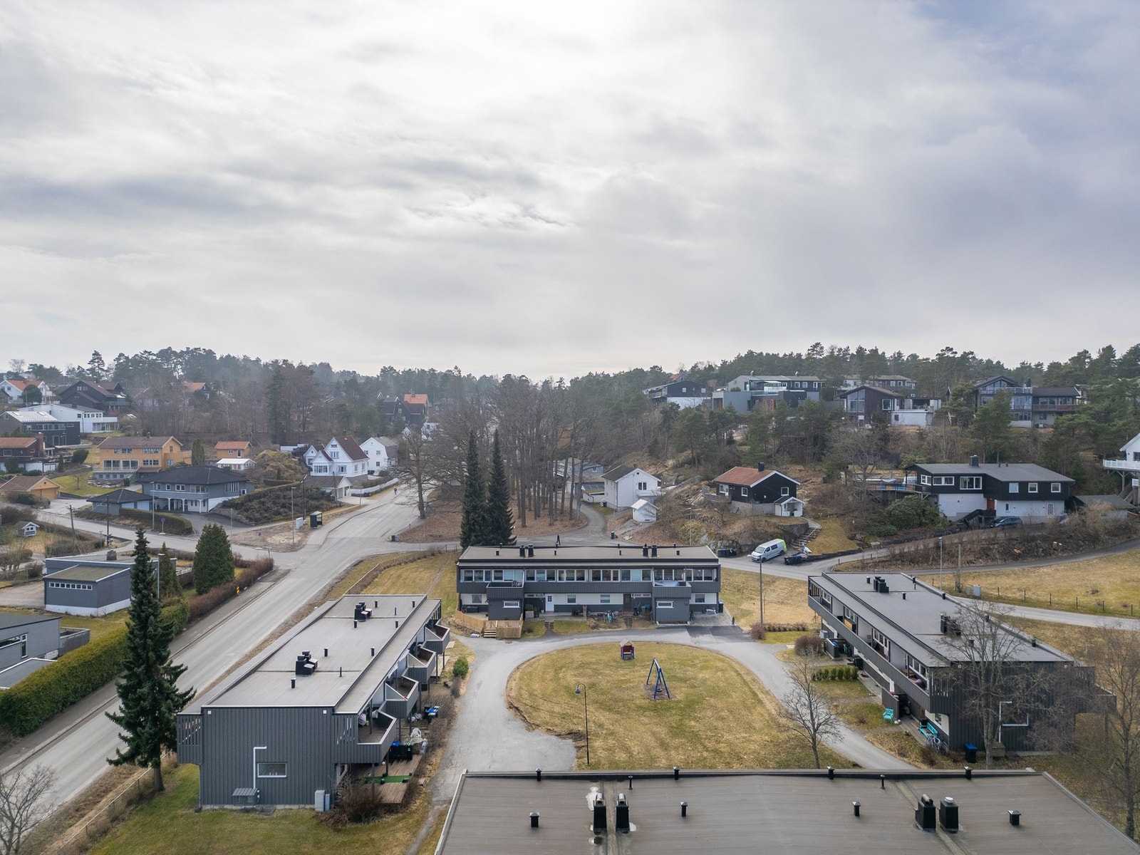 Boligen ligger i enden av bebyggelsen, solrikt med grøntarealer, og er en del av atriumsbebyggelsen som omgis av lekeapparater, gressplen og gangveier mellom husene Galleribilde