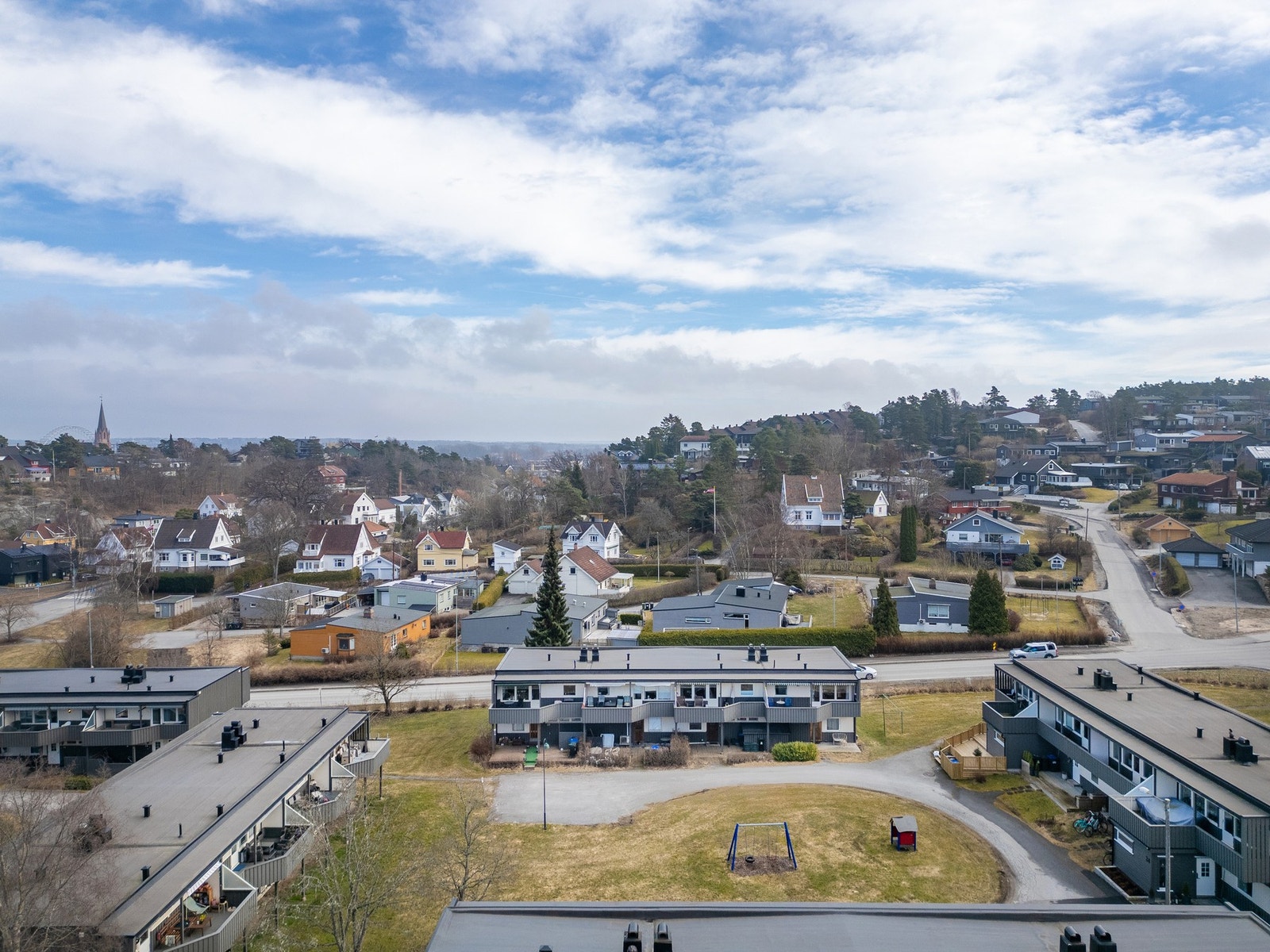 Det er asfalterte biloppstillingsplasser på sameiets tomt for gjester og andre besøkende. Galleribilde