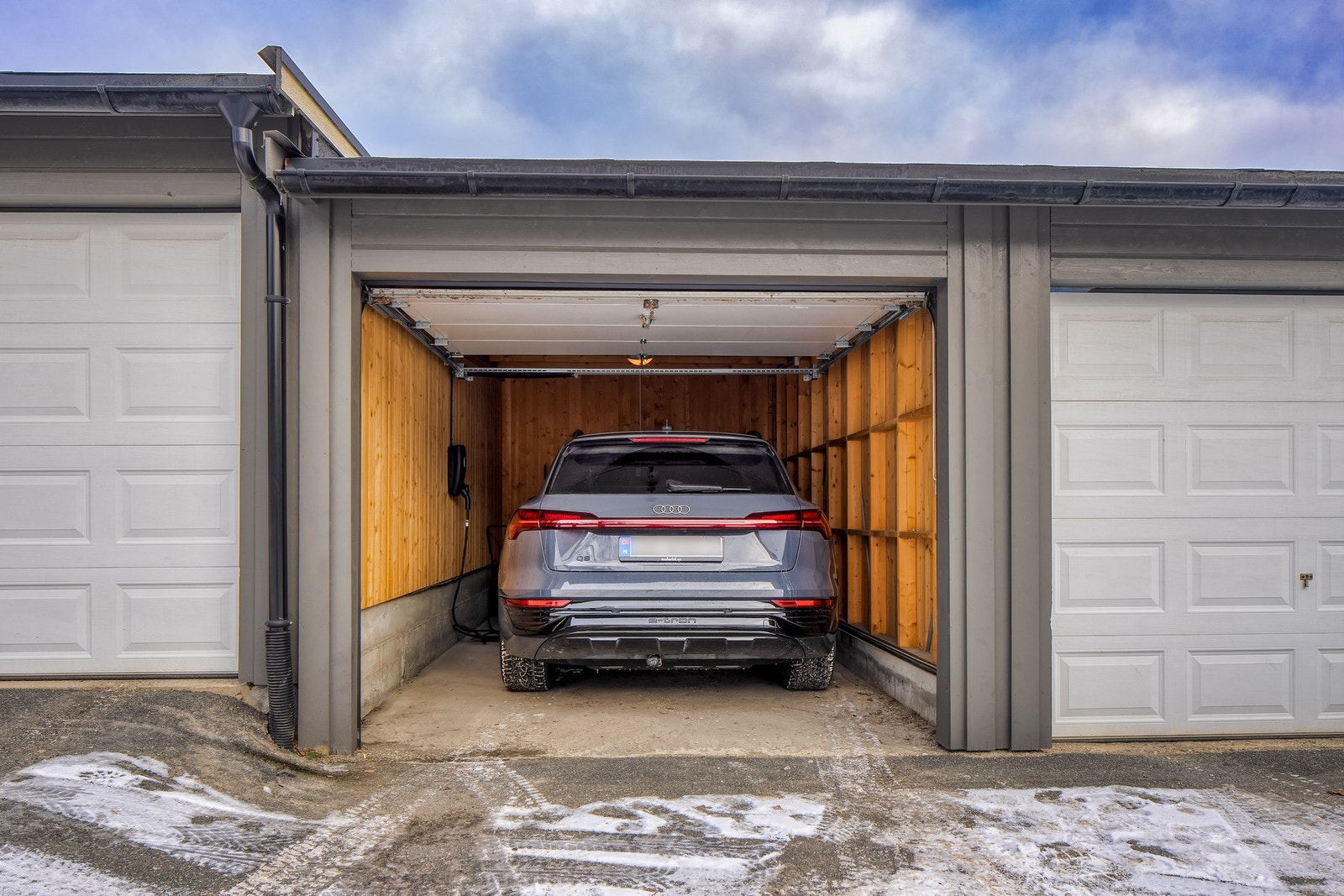 Parkering i egen garasje med elbillader. Galleribilde