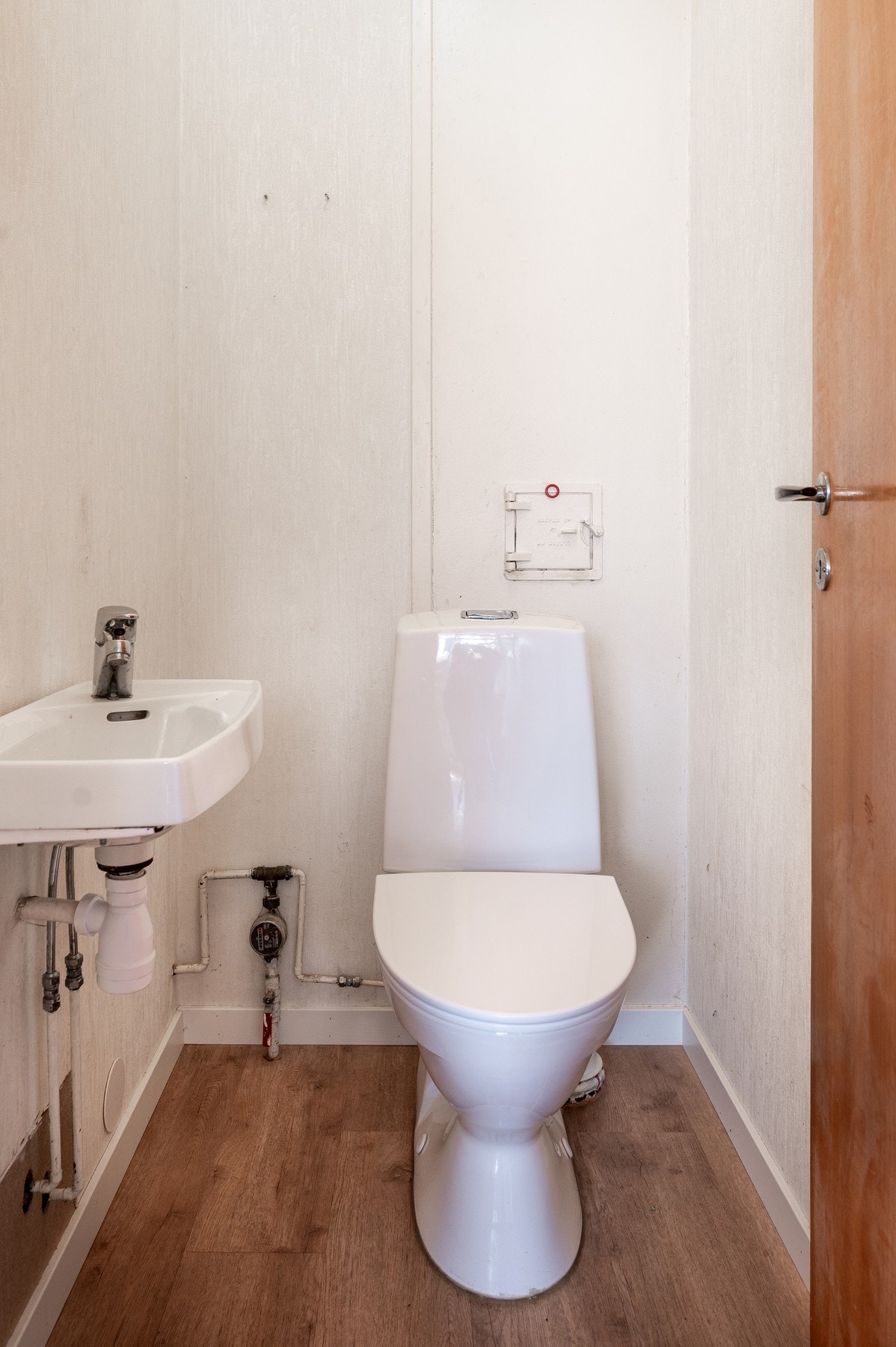 Rommet er innredet med gulvstående toalett og servant. Rommet er fornyet i senere tid. Galleribilde