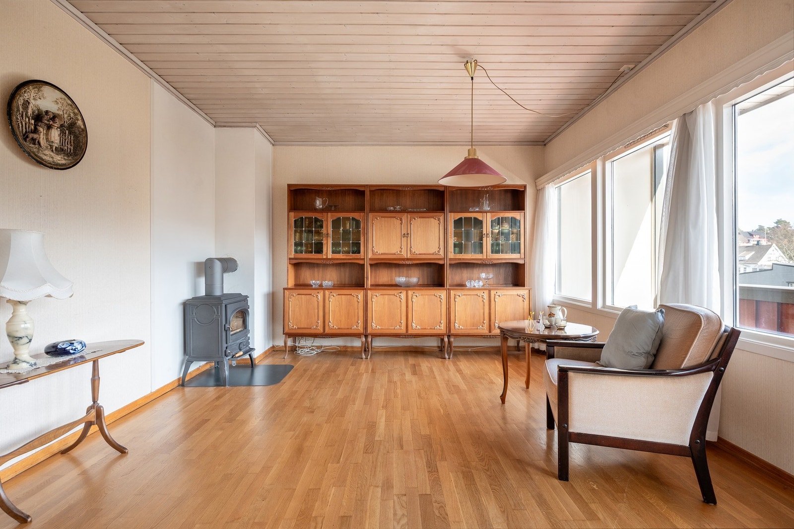 Stuen er romslig med god plass til møblering i ulike soner. Galleribilde