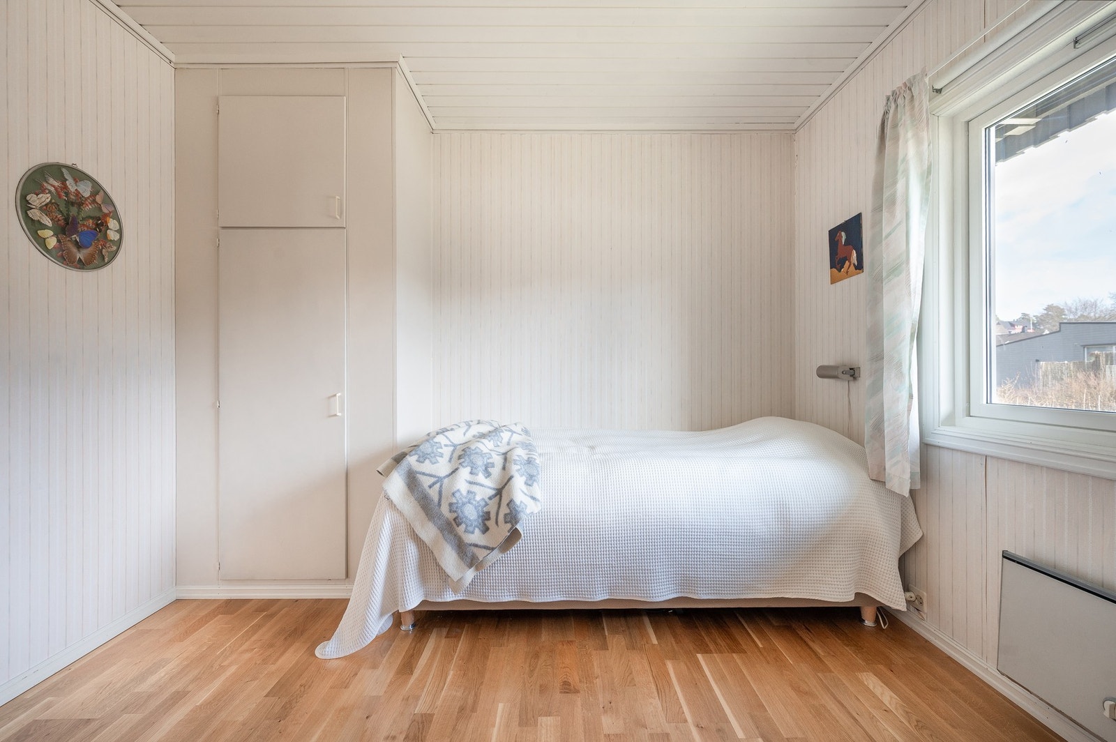 Dette soverommet har god plass til seng, nattbord og skrivebord. Galleribilde