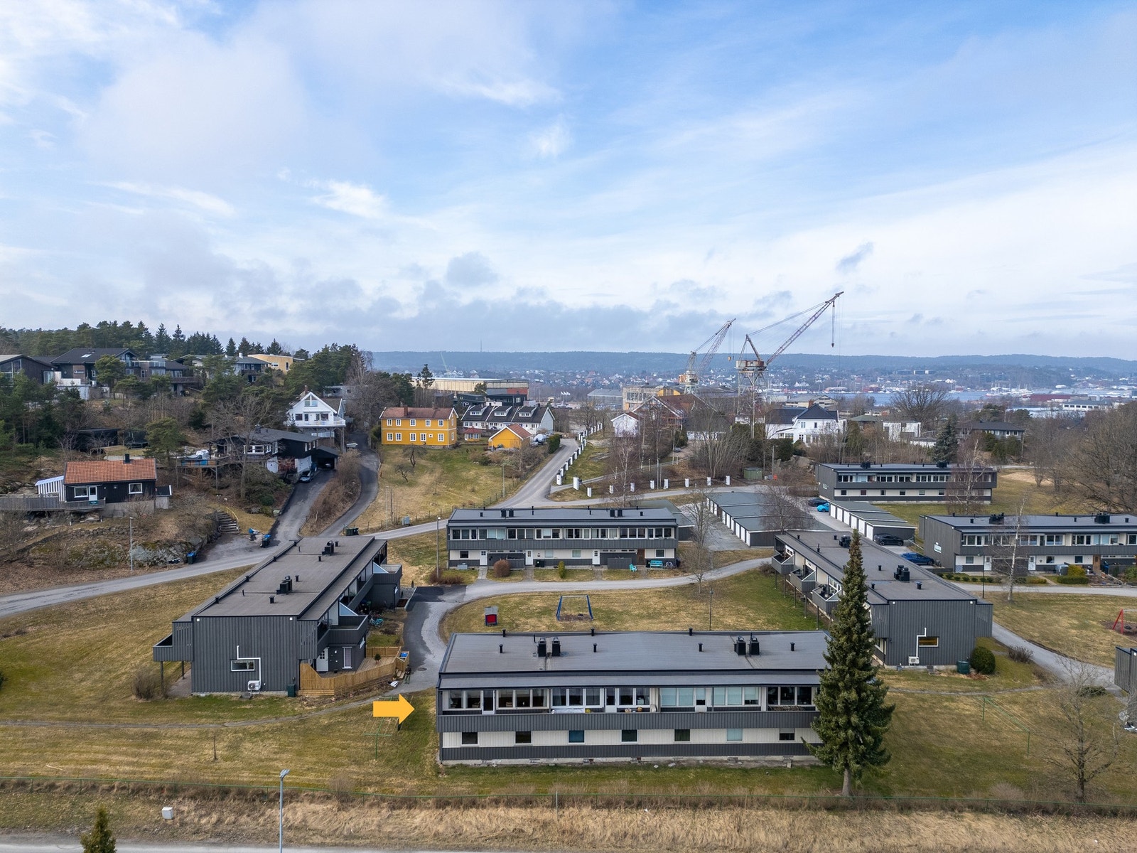 Eiendommen har store grøntarealer med lekeapparater og gangstier. I nærområdet finnes alt av butikker, barnehage og skoler for ulik alder. Galleribilde