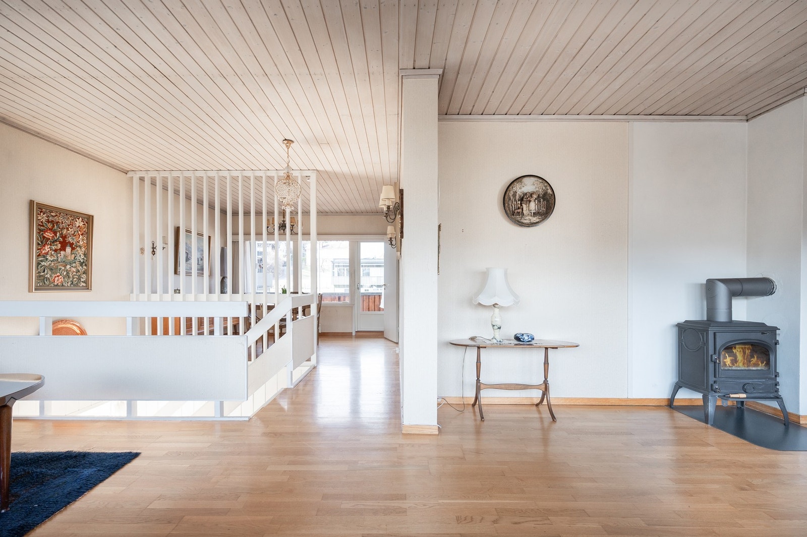 Boligen er oppvarmet med elektrisitet og vedovn. Galleribilde