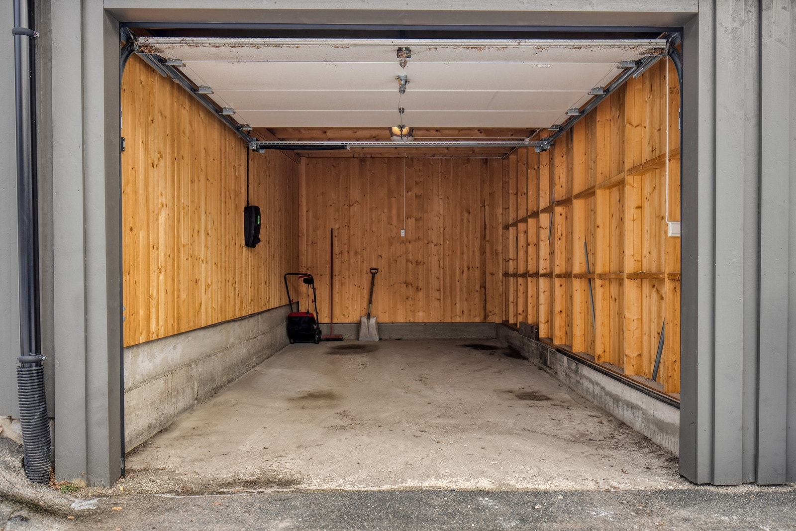 Garasjen måler ca. 17 m². Det er montert elektrisk leddport. Galleribilde
