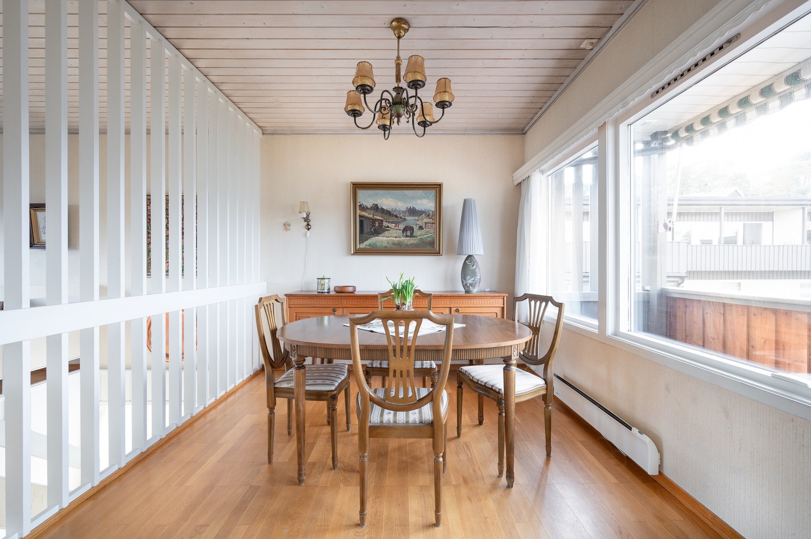 Spisestuedelen ligger tilknyttet kjøkkenet mot vest. Galleribilde