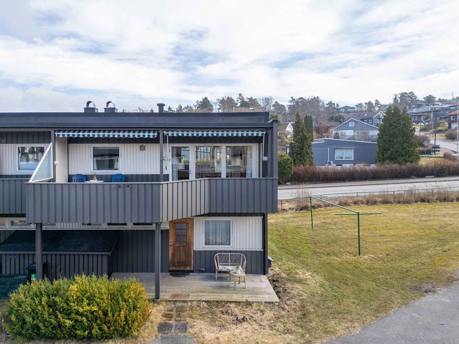 Boligen ligger i enden av bebyggelsen med sol hele dagen. Galleribilde